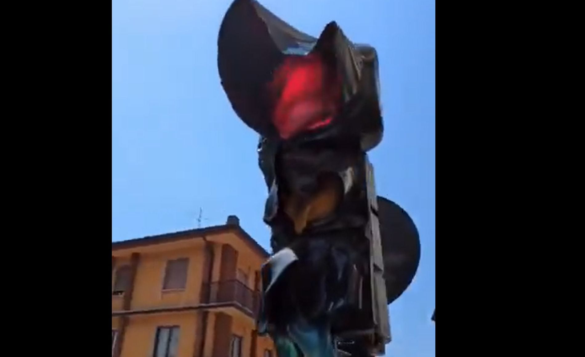 Λιώνουν οι δρόμοι και τα φανάρια σε Γερμανία και Ιταλία (vids)