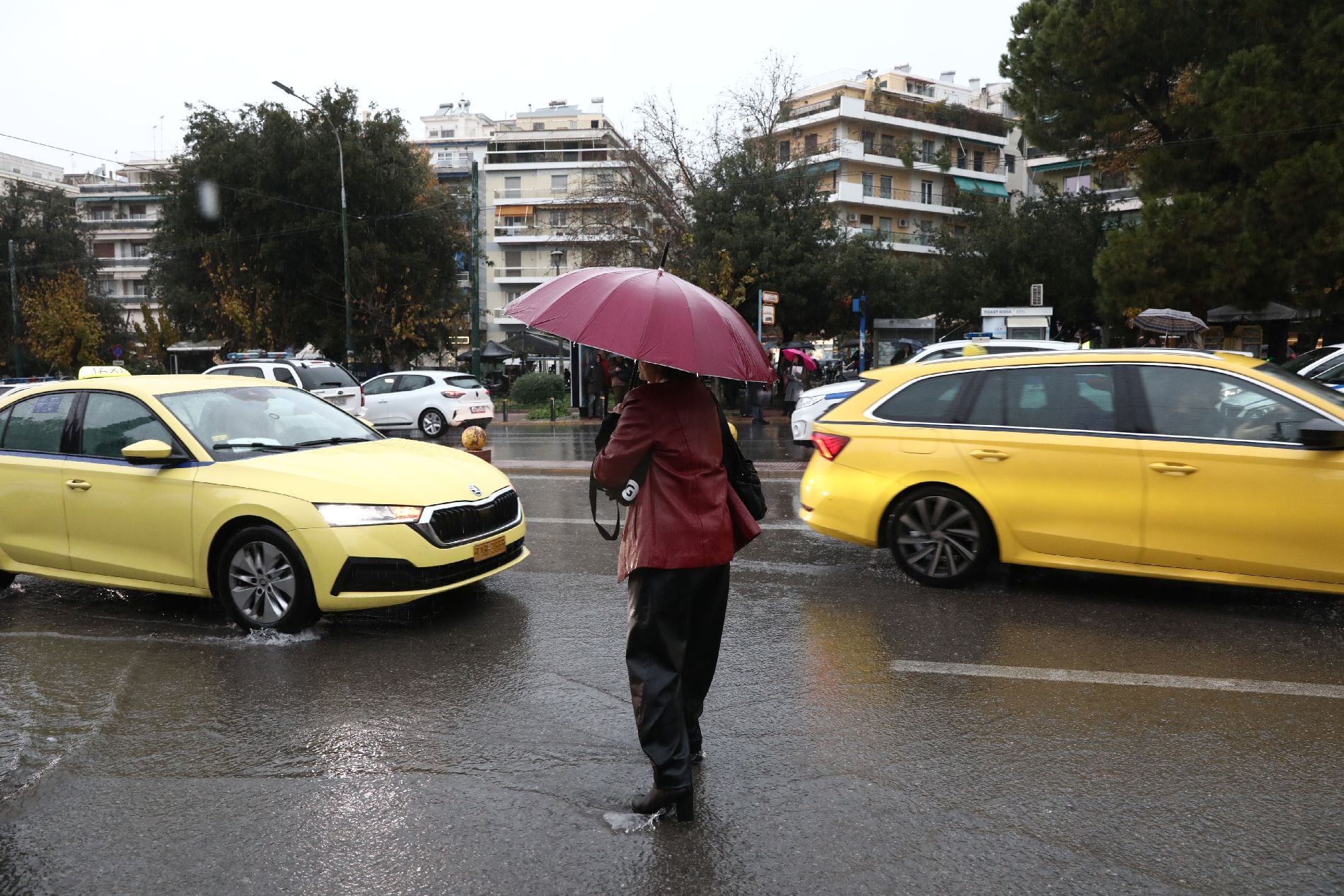 Ραγδαία επιδείνωση του καιρού με βροχές και κεραυνούς – Πού θα κυμανθεί η θερμοκρασία