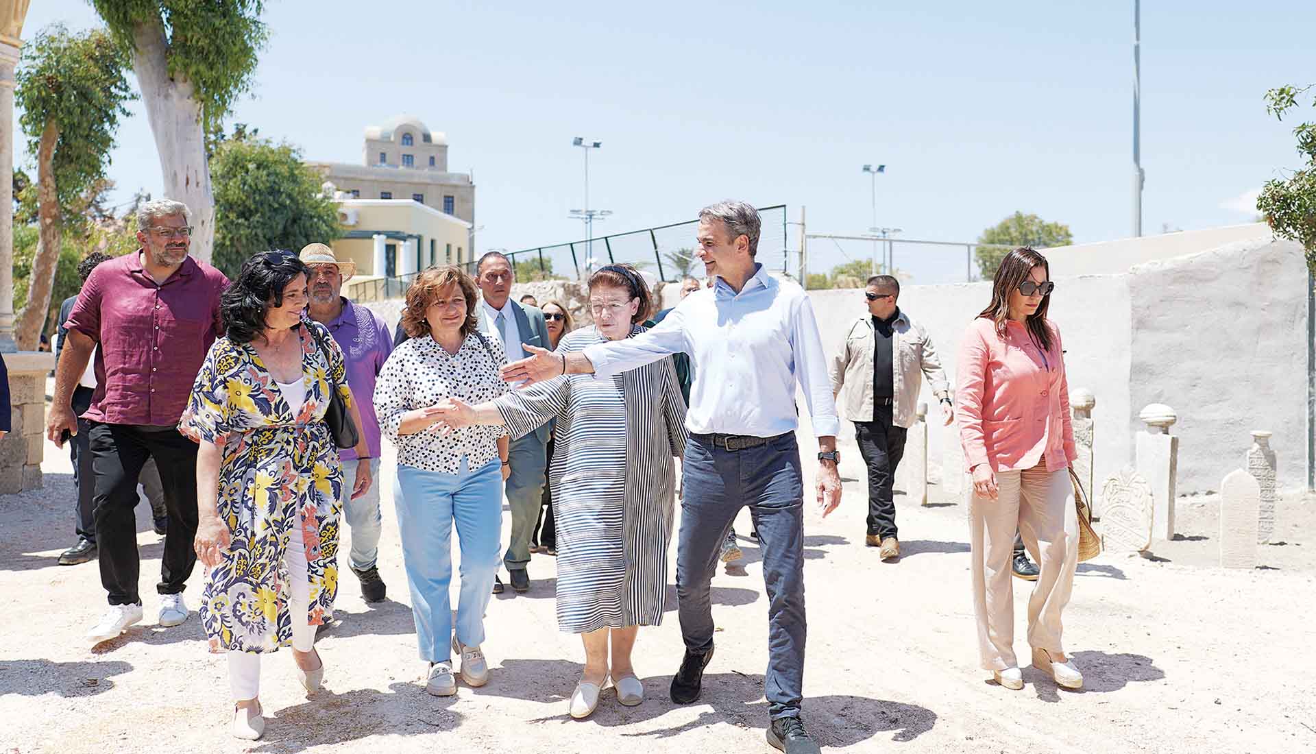 Μητσοτάκης στη Ρόδο, Μενδώνη στο στόχαστρο και καλοκαιρινό χάος