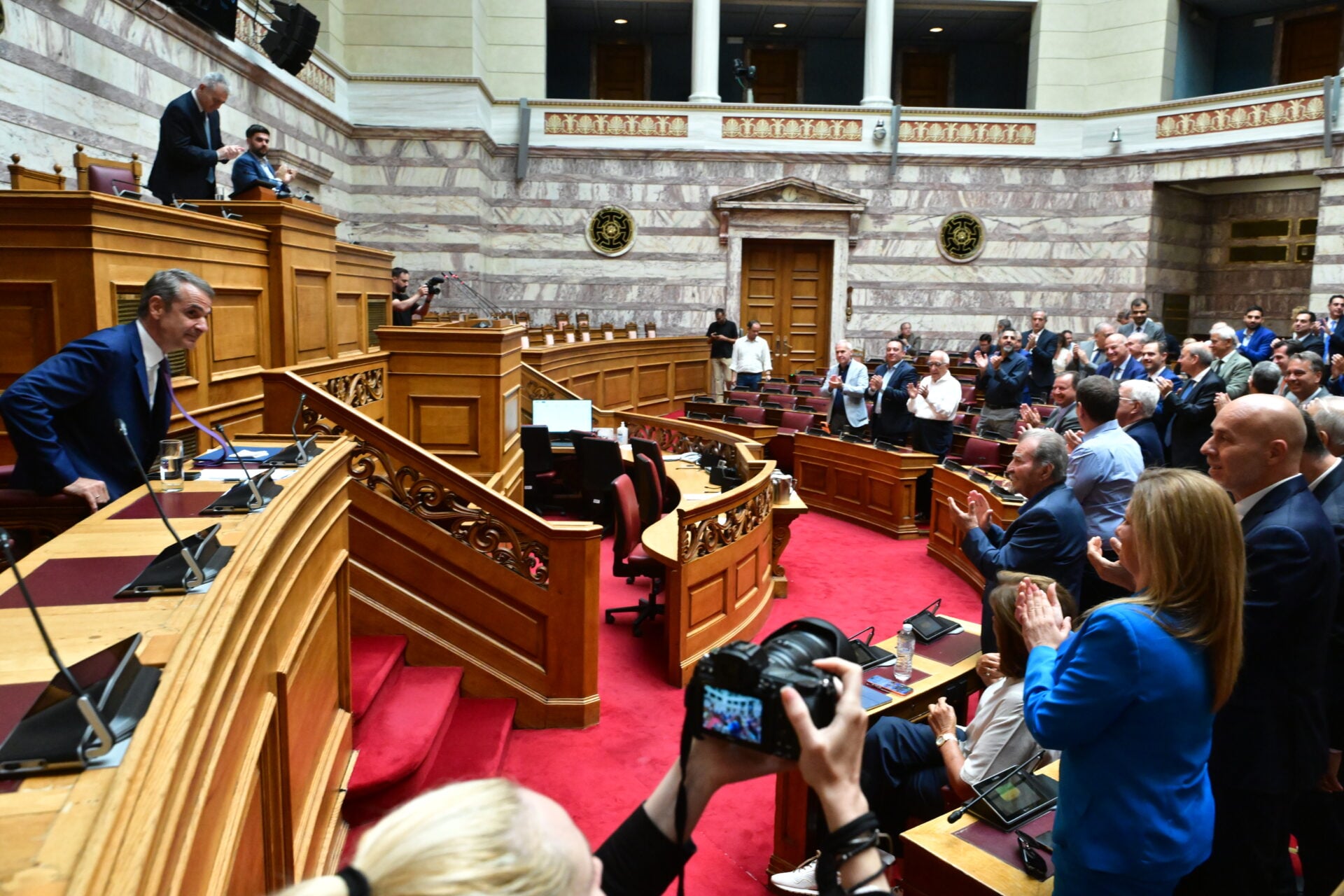 Ομαδικά πυρά της αντιπολίτευσης κατά Μητσοτάκη