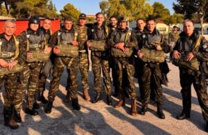 Ο Μπακογιάννης διαφημίζει την πτώση του με αλεξίπτωτο