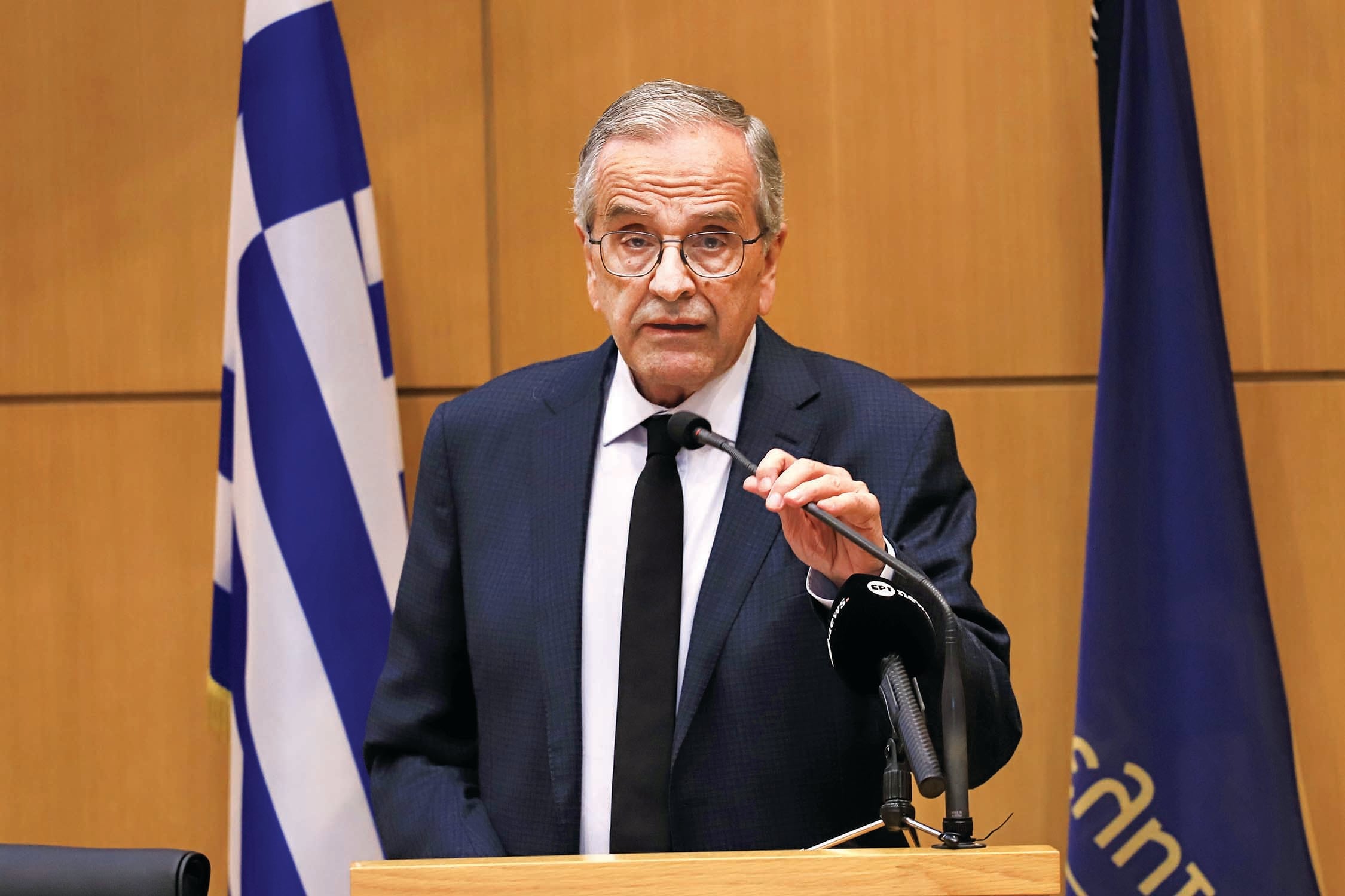 Πανικόβλητη επίθεση εναντίον Α. Σαμαρά