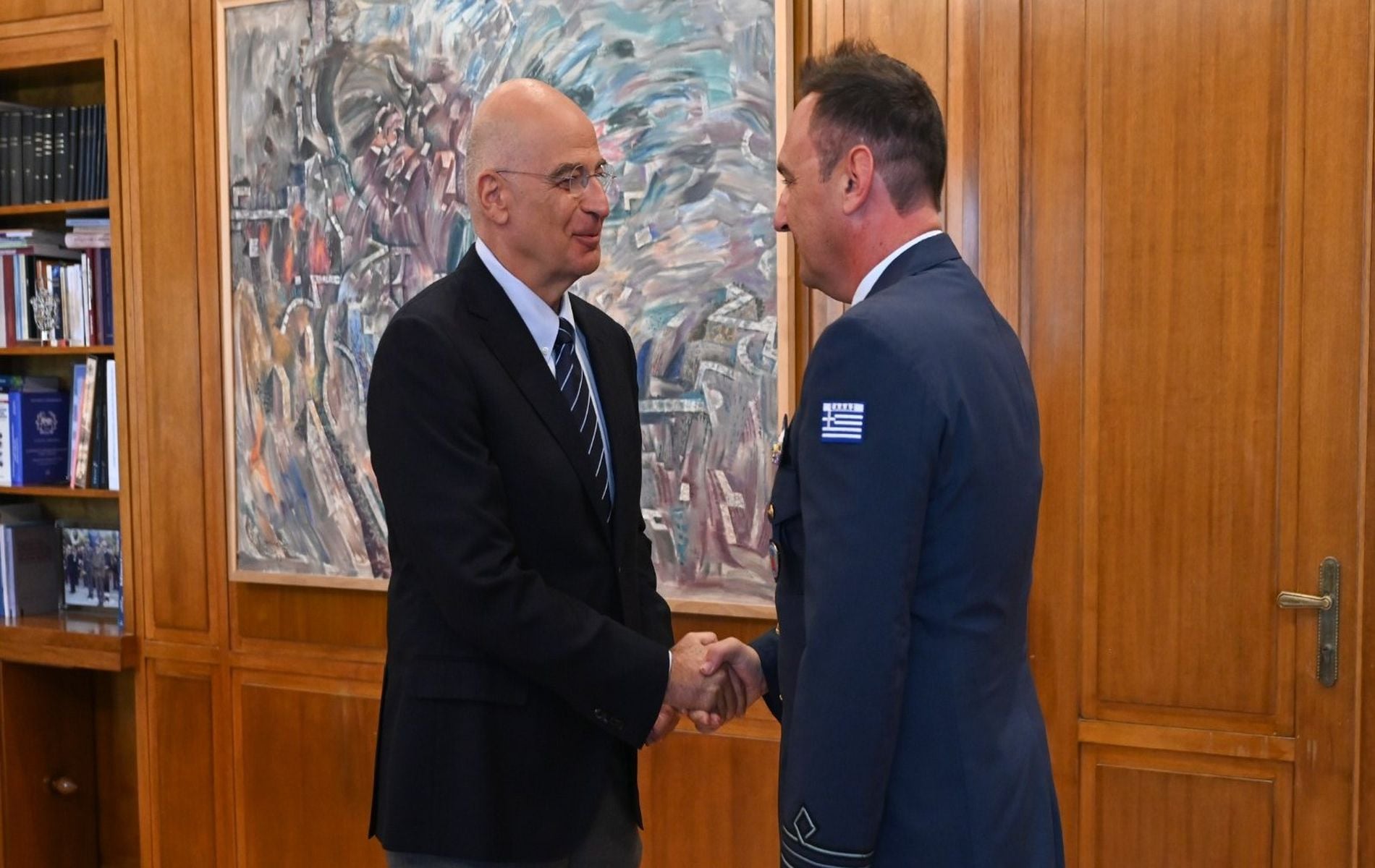 Δένδιας: Συγχαρητήρια στον πιλότο του F-16 για τον επαγγελματισμό του