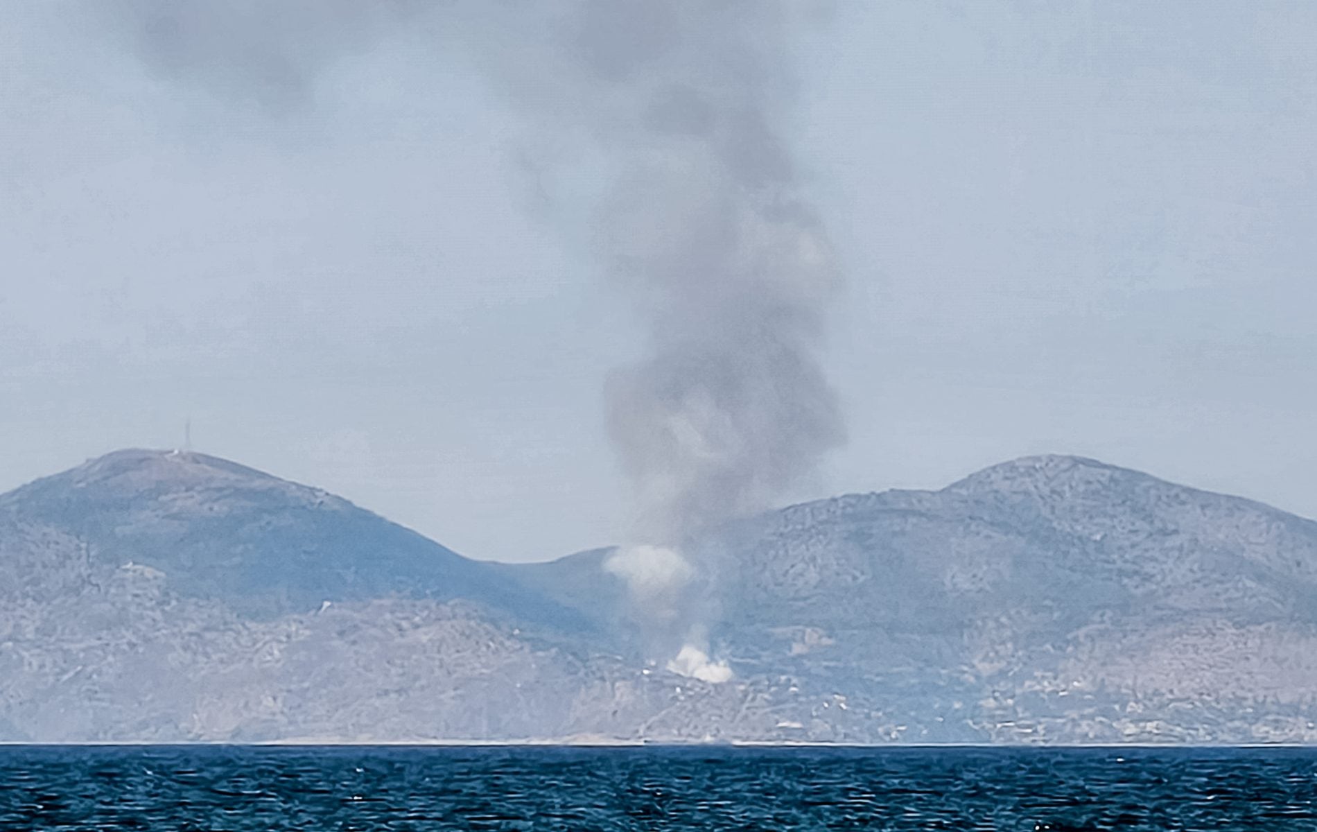 Εκκενώνονται περιοχές λόγω της πυρκαγιάς στη Σαλαμίνα