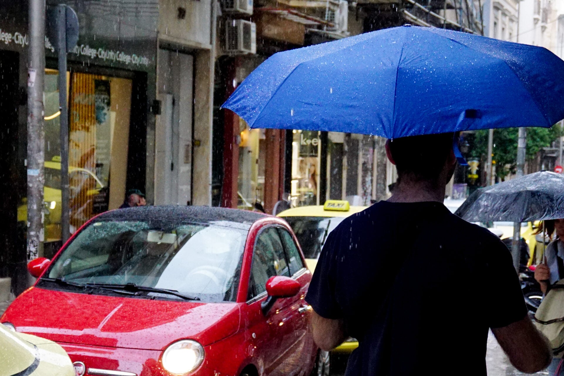 Καιρός δύο ταχυτήτων: 37άρια σήμερα, αλλά και τοπικές μπόρες