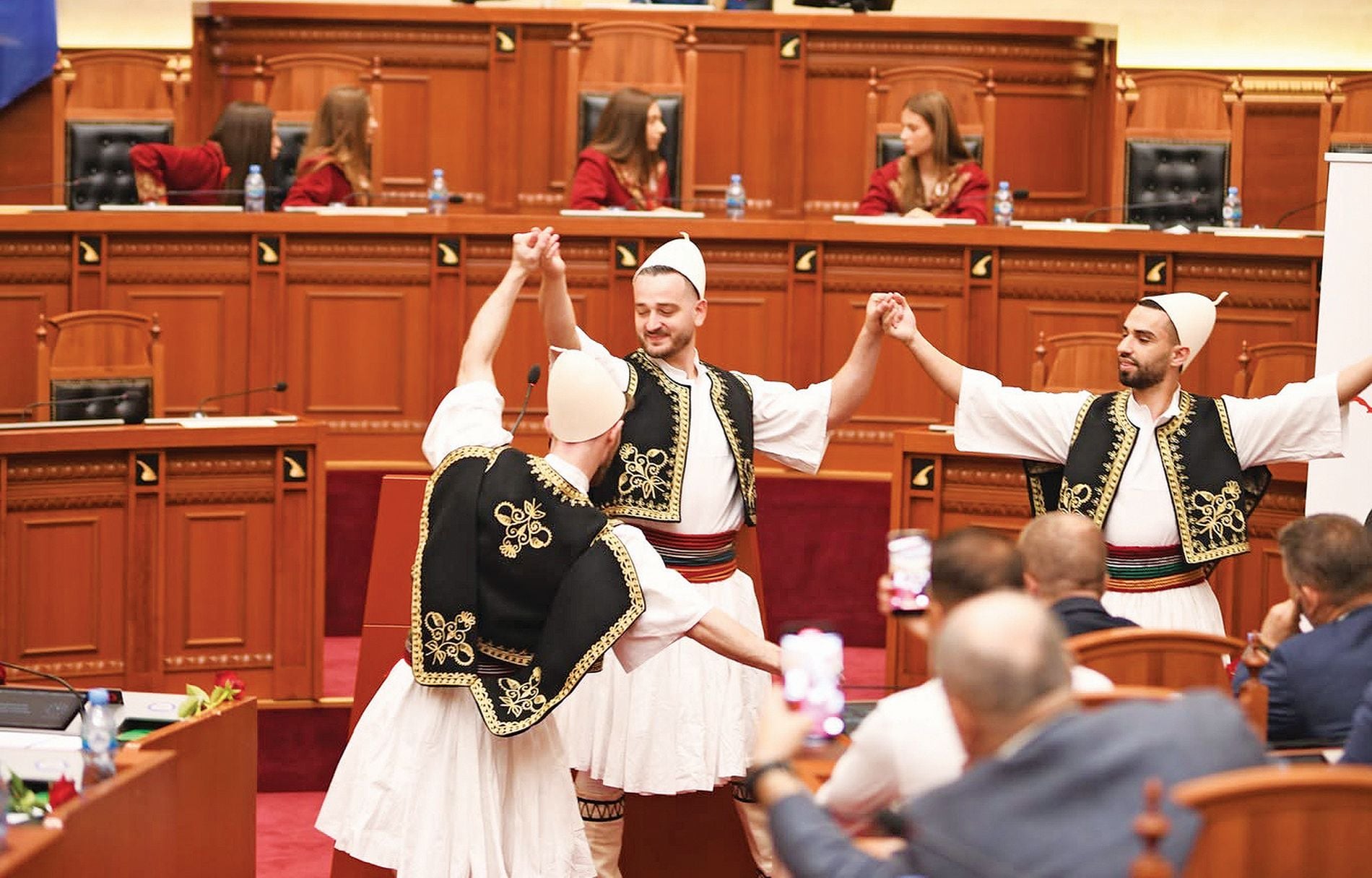 Τσάμηδες: Σιωπά η Ελλάδα  στις προκλήσεις των συνεργατών των ναζί
