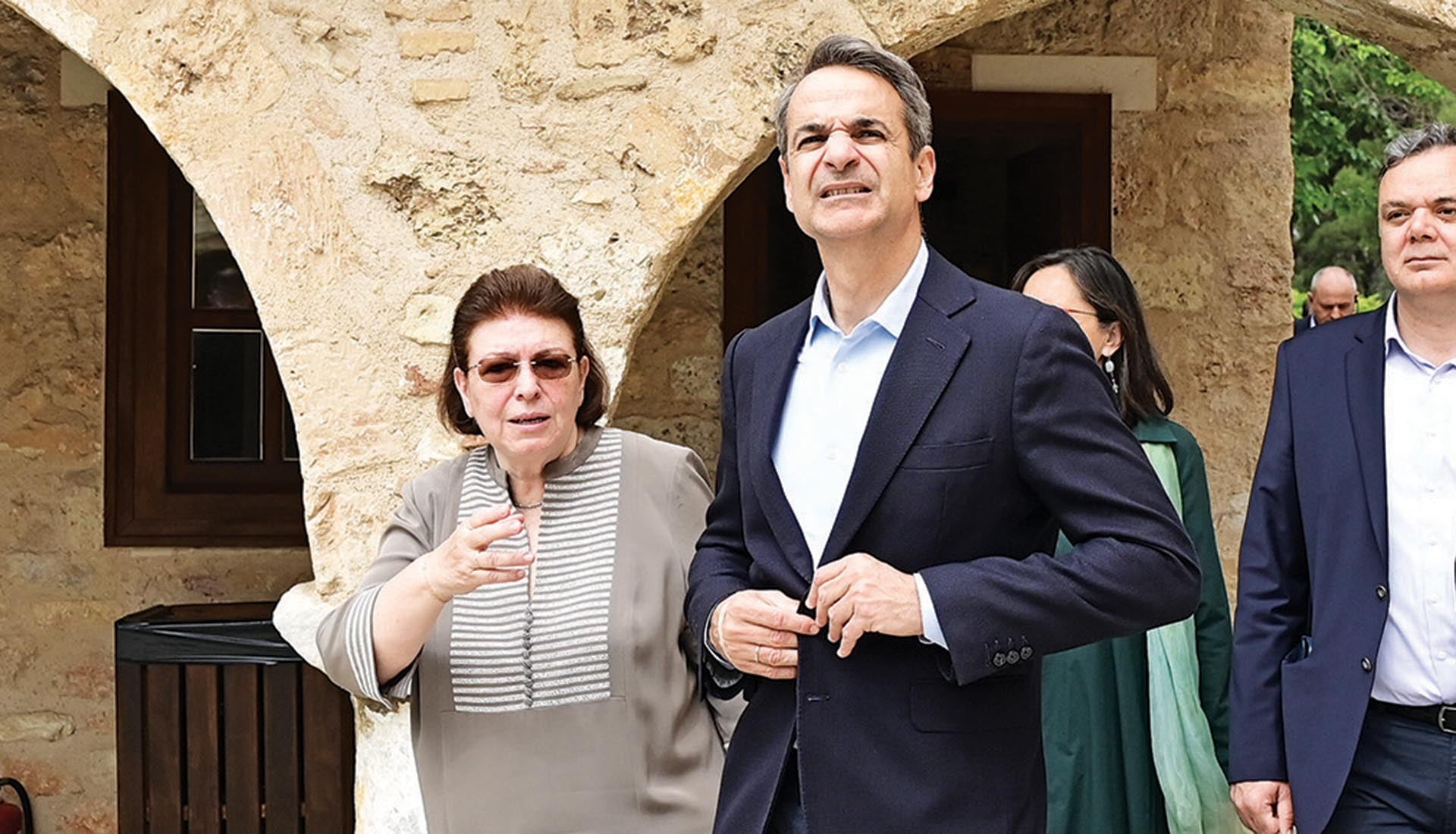 Διεθνές ρεζίλι για τα αίσχη Μενδώνη με την αρχαία κληρονομιά