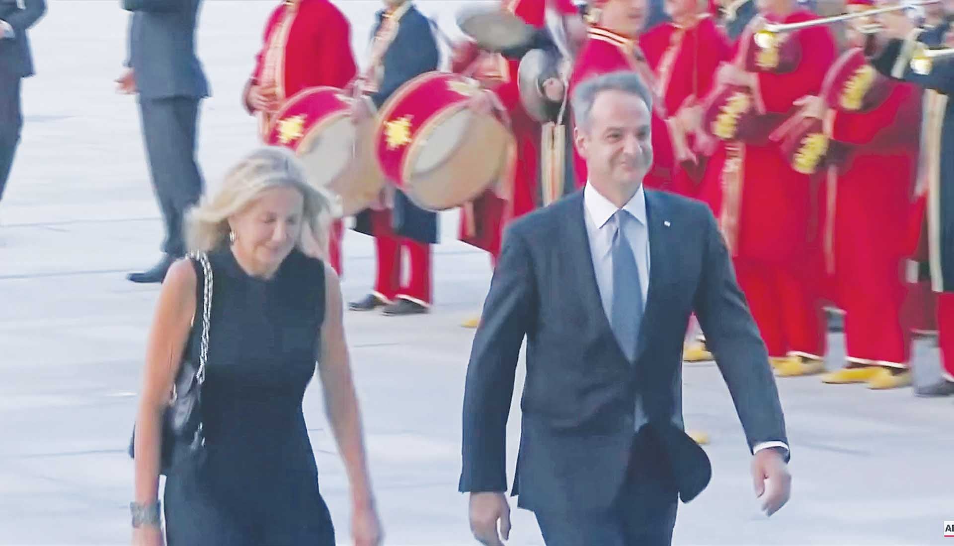Εθνική ντροπή: Γελούσε ο Κυριάκος με προκλητικό εμβατήριο