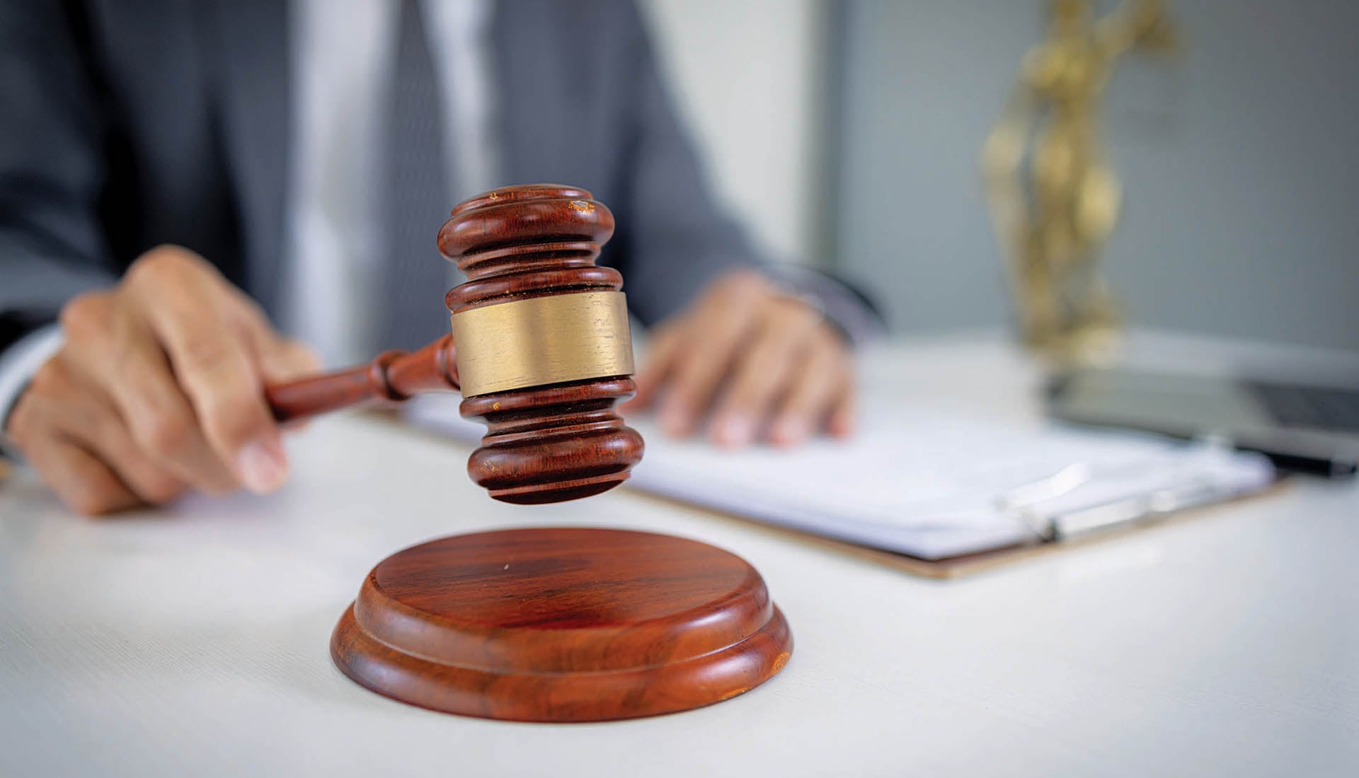 Απόλυτη απαξίωση των θεσμών στην Ελλάδα!