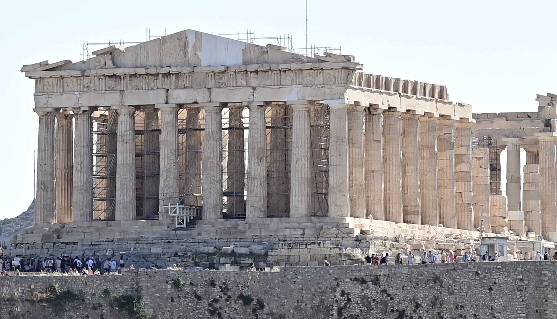 Στο σφυρί βγάζουν και τον Παρθενώνα