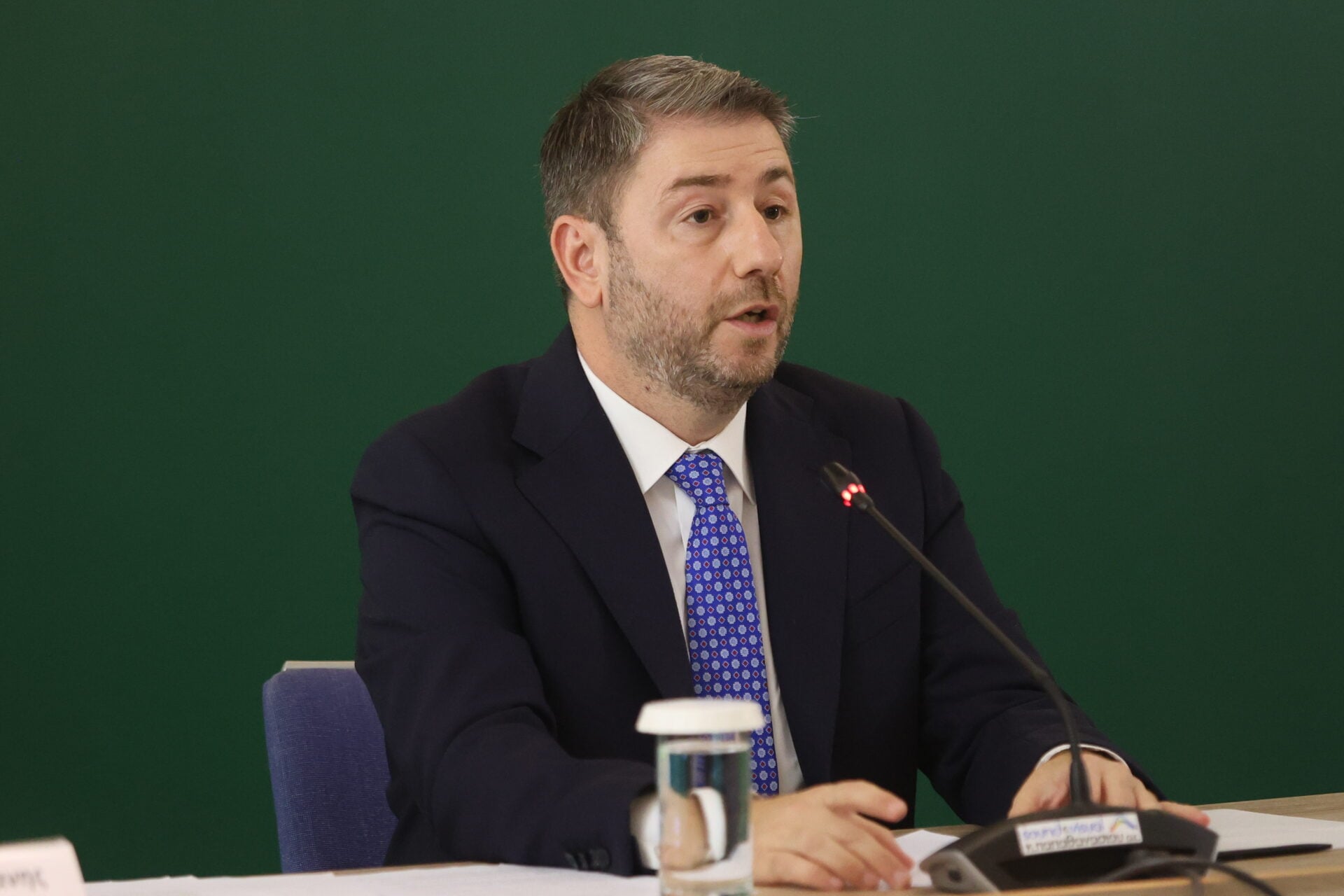 Ανδρουλάκης: «Ανένδοτος» με Τσίπρα και στο βάθος οι… δελφίνοι
