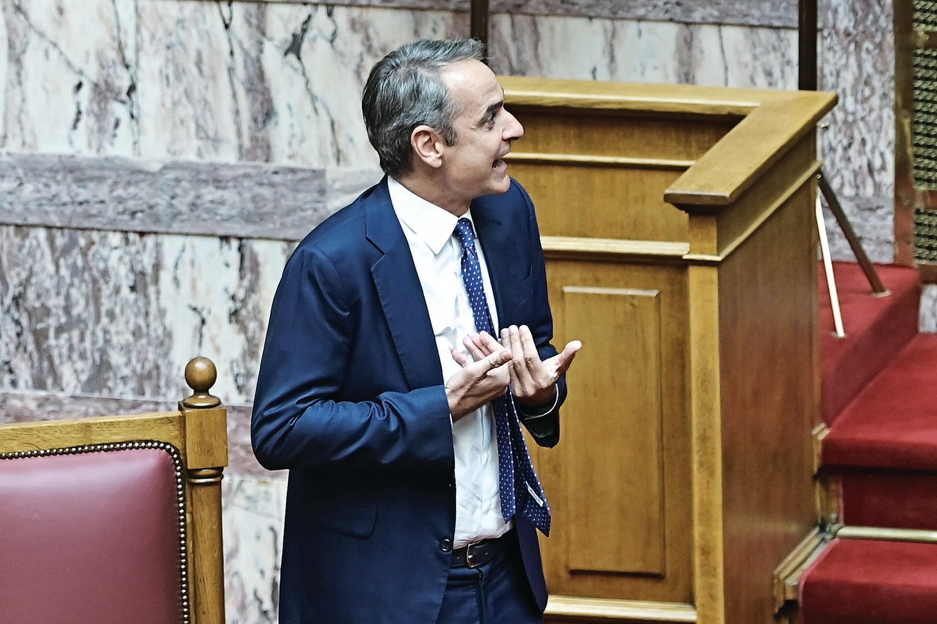 Μειώνει το χρέος αδειάζοντας τις τσέπες των Ελλήνων