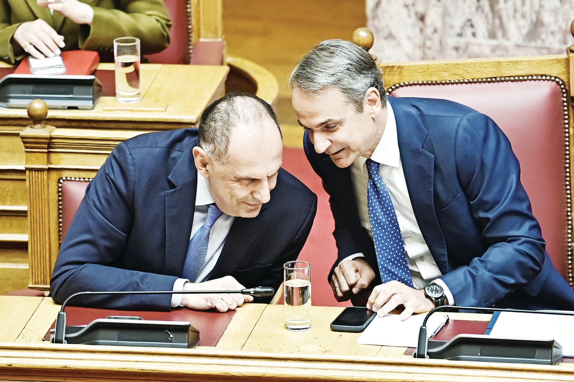 Ο Κυριάκος Μητσοτάκης κι ο Γιώργος Γεραπετρίτης συζητούν στη Βουλή