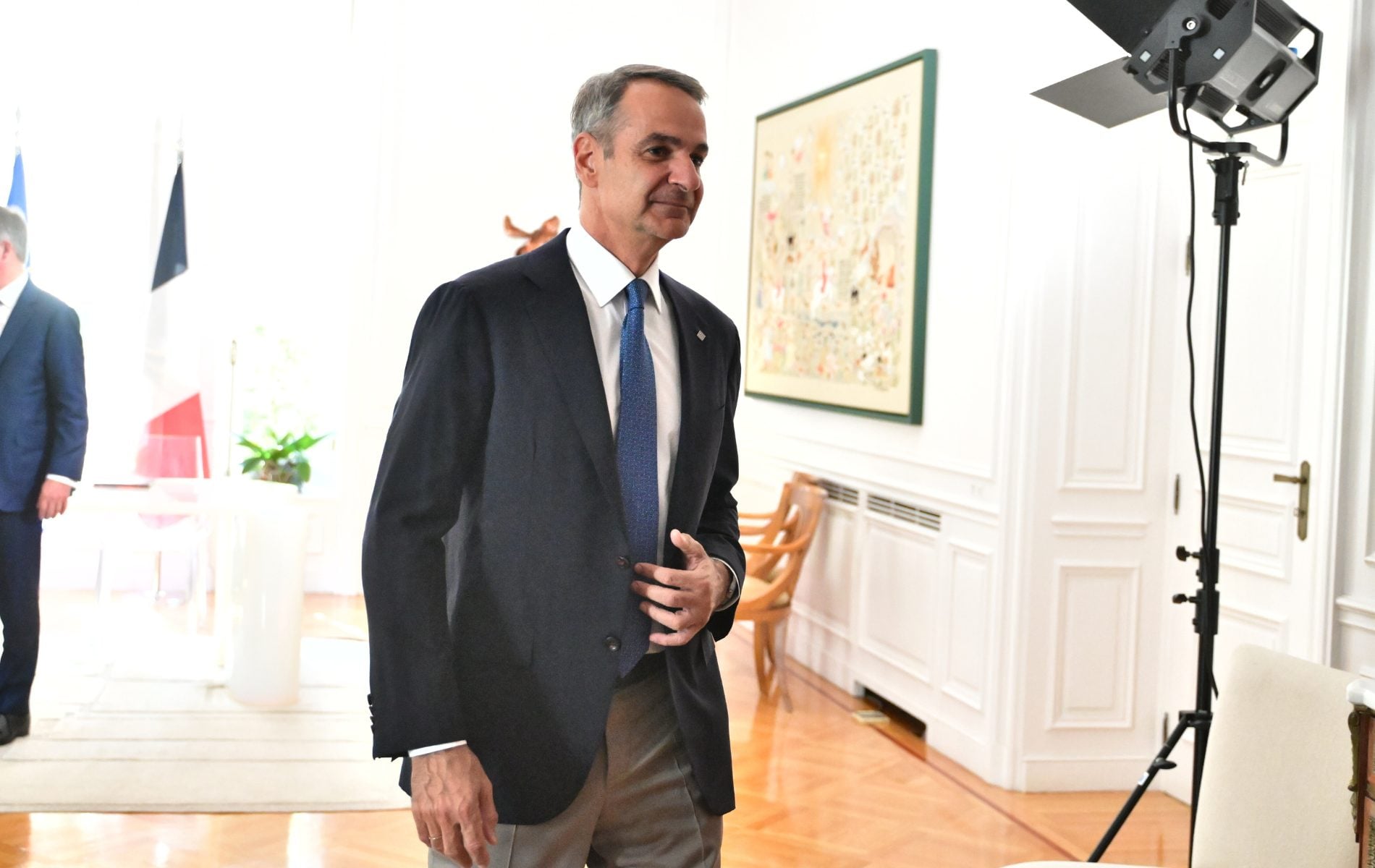 Επιχειρεί να… θάψει την καμένη Ελλάδα και τα σκάνδαλα με φιέστες