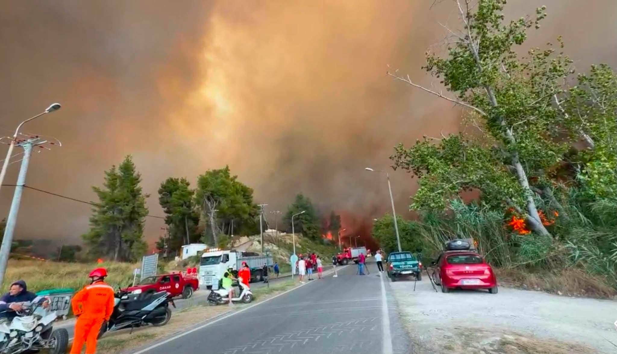 Χαλκιδική: Ανεξέλεγκτη η φωτιά – Με πλωτά απεγκλωβίζονται παραθεριστές