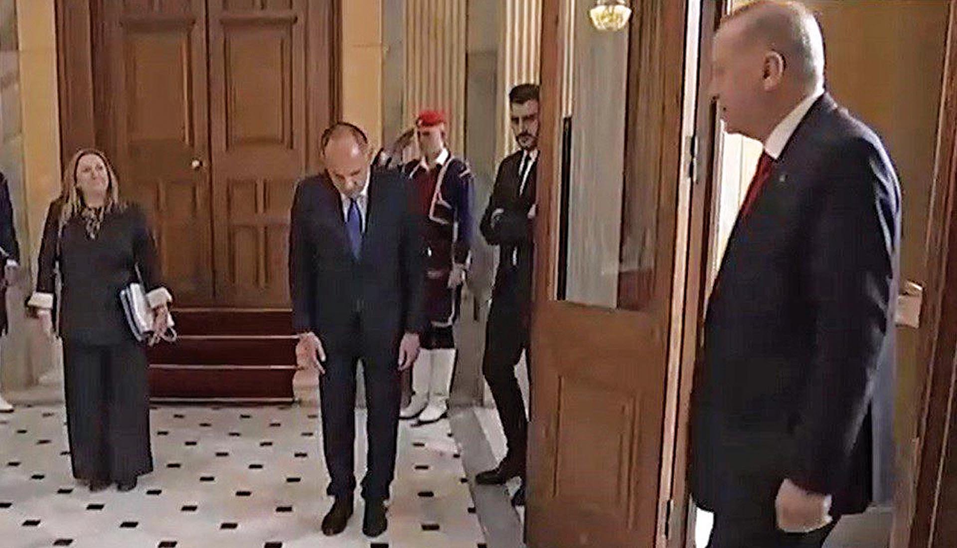 Από σφαλιάρα σε σφαλιάρα το… παραμύθι της «ισχυρής Ελλάδας»