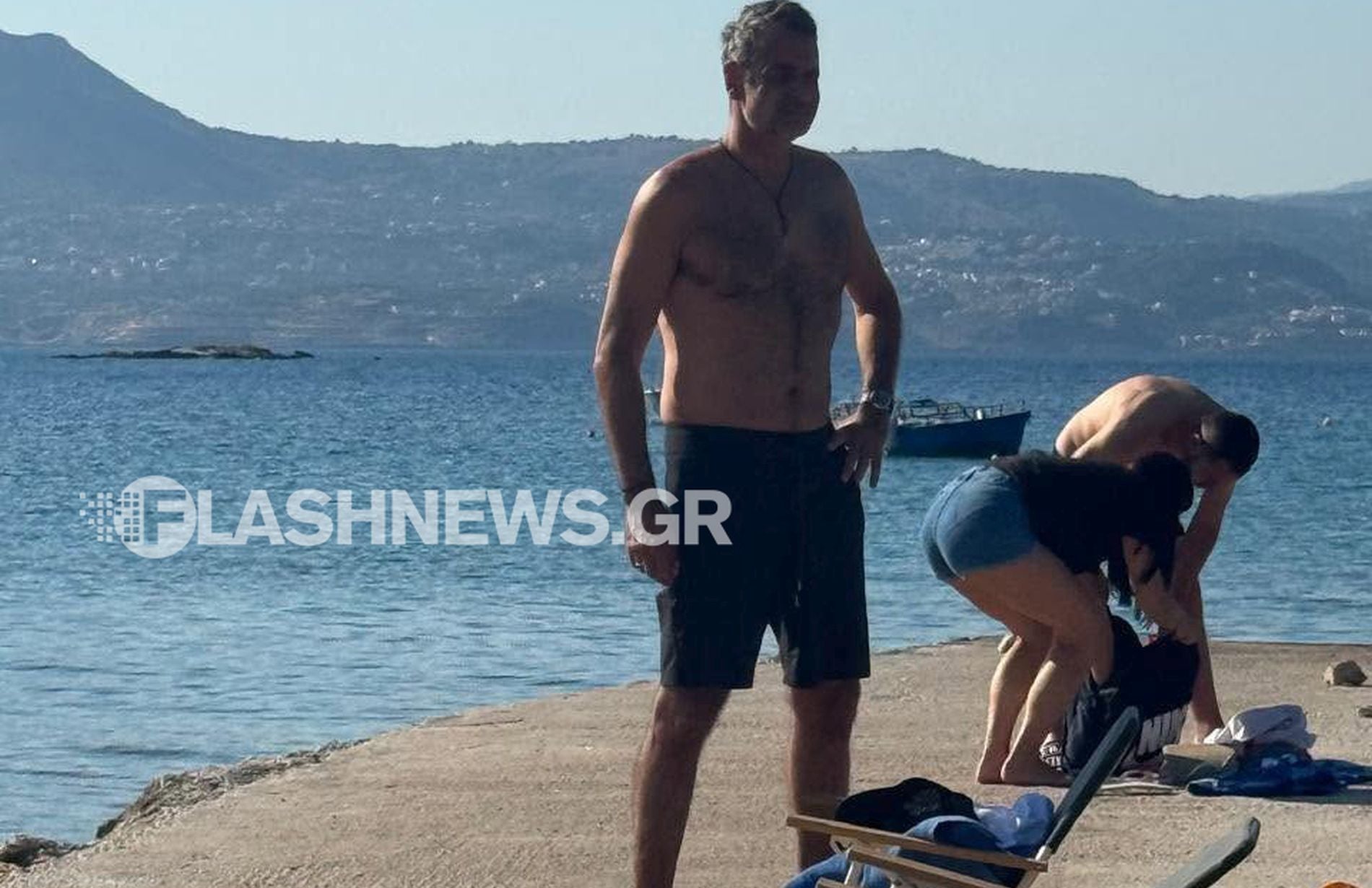 Ο Μητσοτάκης συνεχίζει ακάθεκτος τα μπάνια ενώ οι Έλληνες στενάζουν