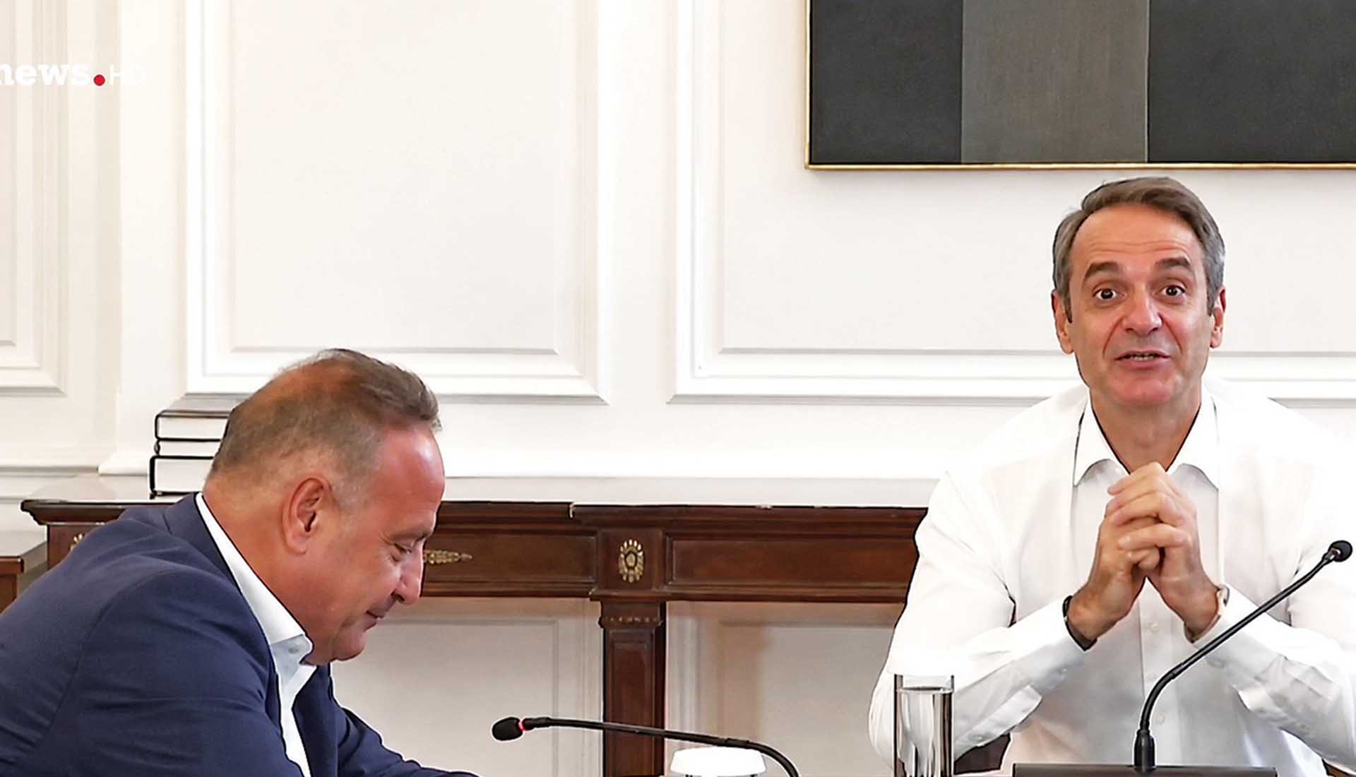 Ο έλεγχος της Κυβέρνησης: Κατέβασαν άρον άρον ρολά χωρίς ντροπή
