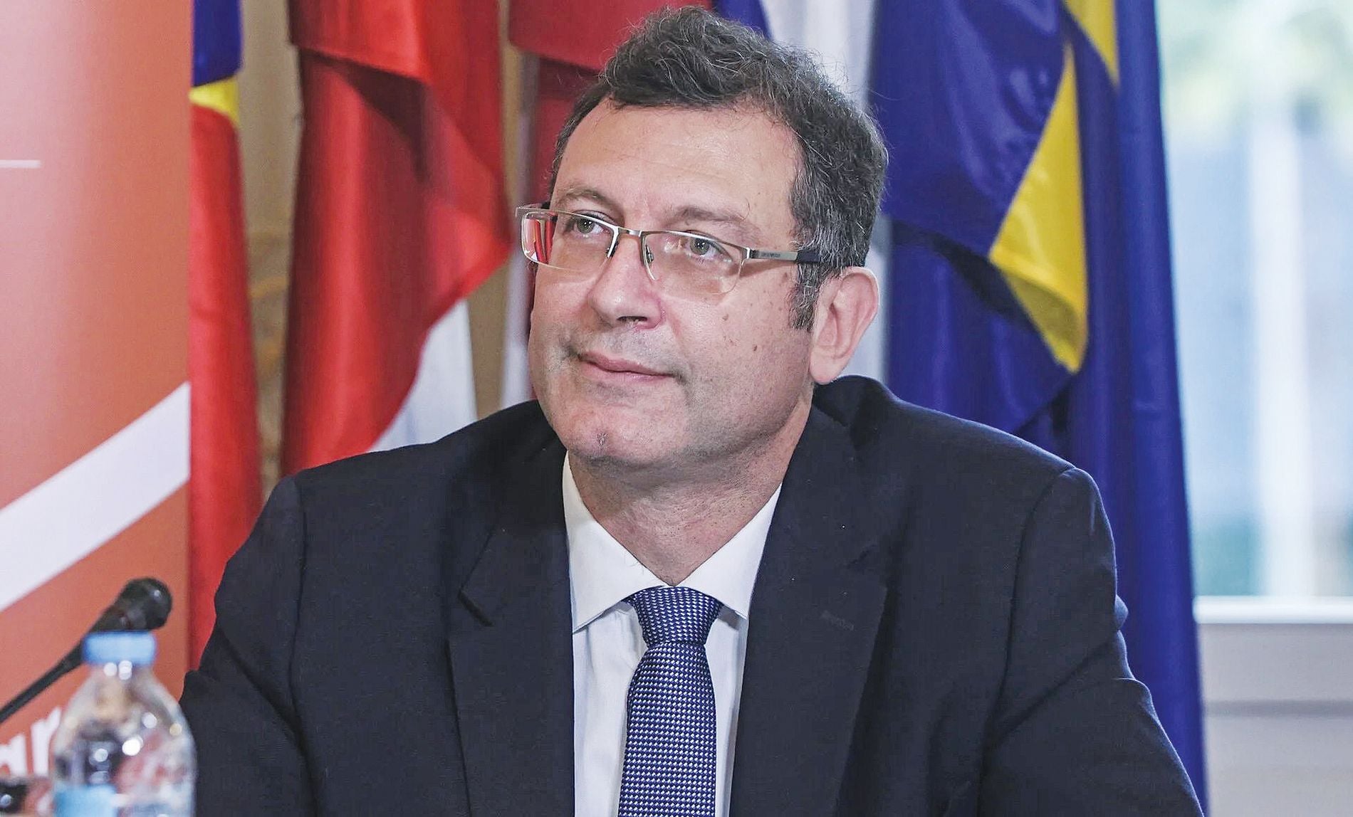 Ψάχνουν άλλοθι στις φωτιές για τη «στάχτη» στη οικονομία