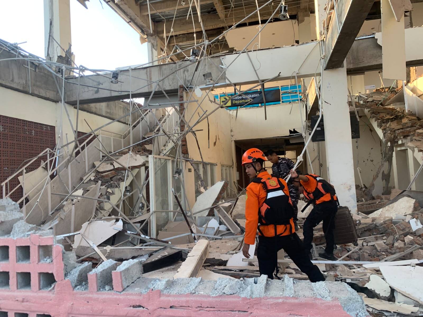 Σεισμός 7,7 Ρίχτερ στην Ινδονησία με τουλάχιστον 38 νεκρούς (βίντεο-φωτ.)