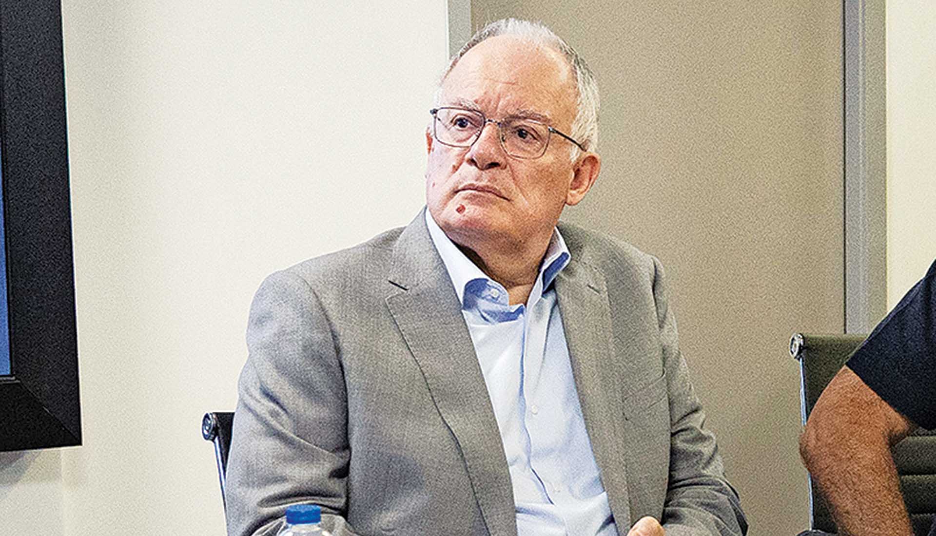 Ο Τασούλας κομπάρσος στο σόου Μητσοτάκη