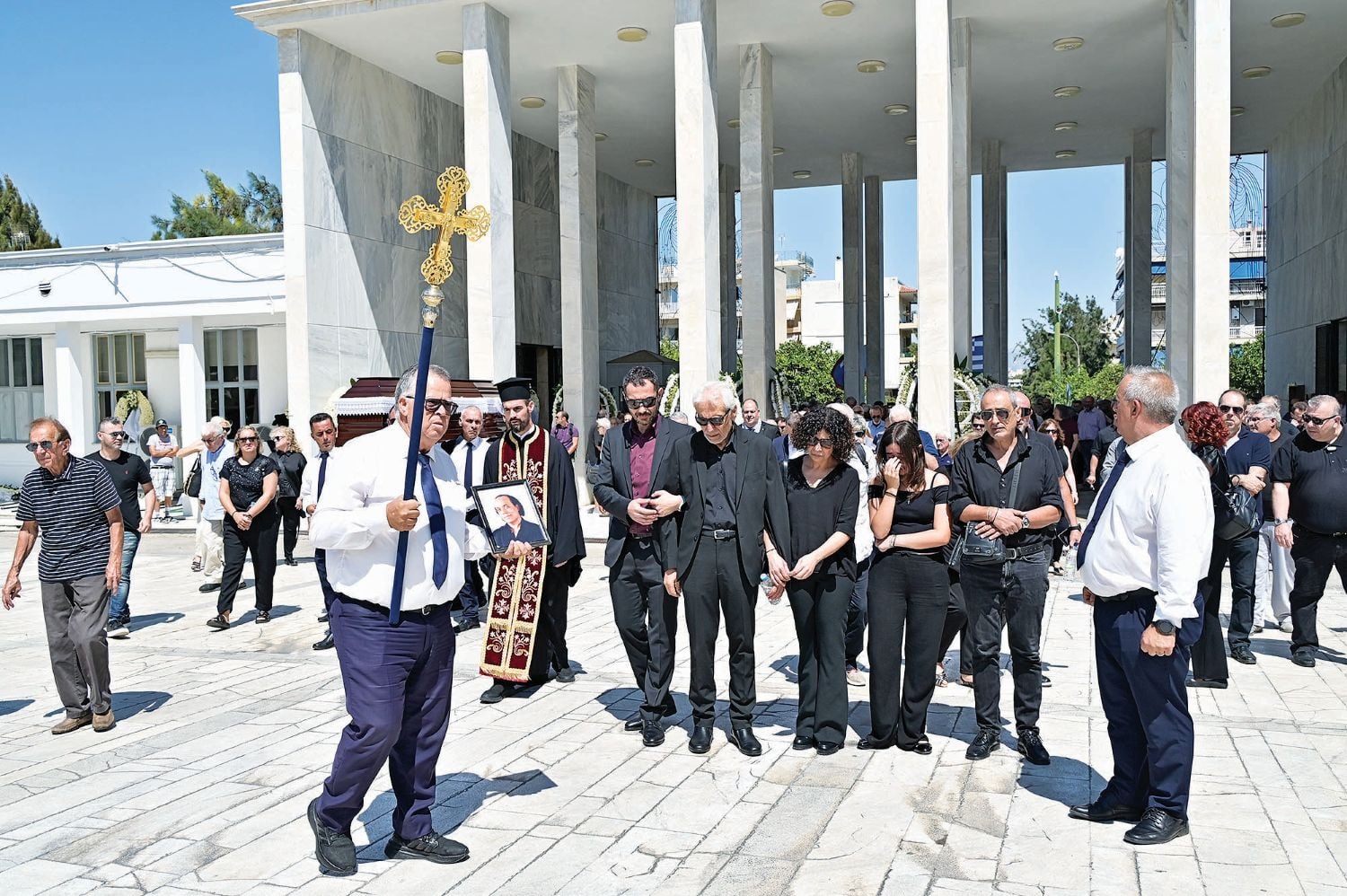 Στιγμιότυπο από την κηδεία του Λάκη Χαλκιά στο Α΄ Νεκροταφείο