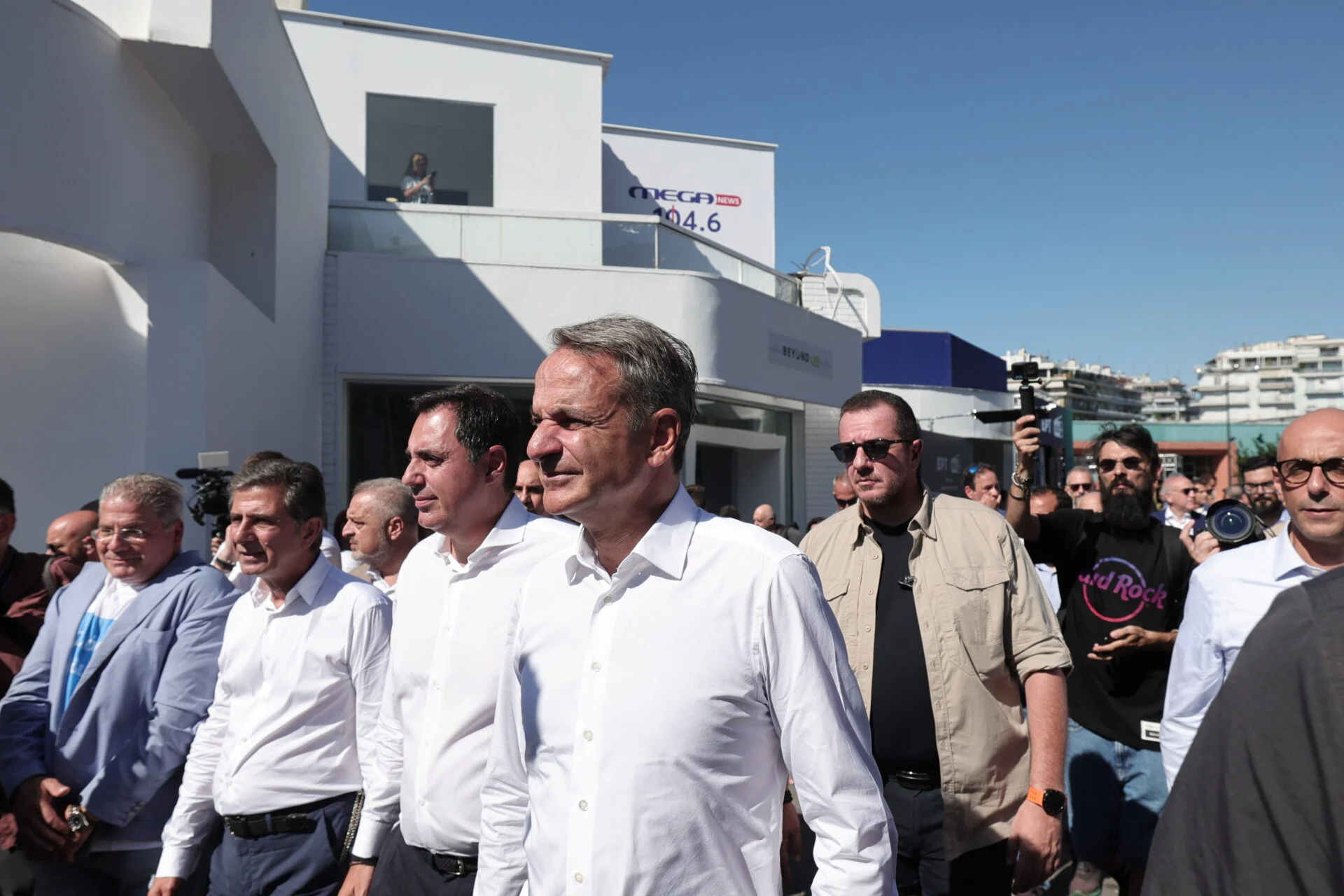 Επικοινωνιακό σόου Μητσοτάκη στον Ασπρόπυργο την ώρα που τα σχολεία της περιφέρειας στενάζουν από τα κενά