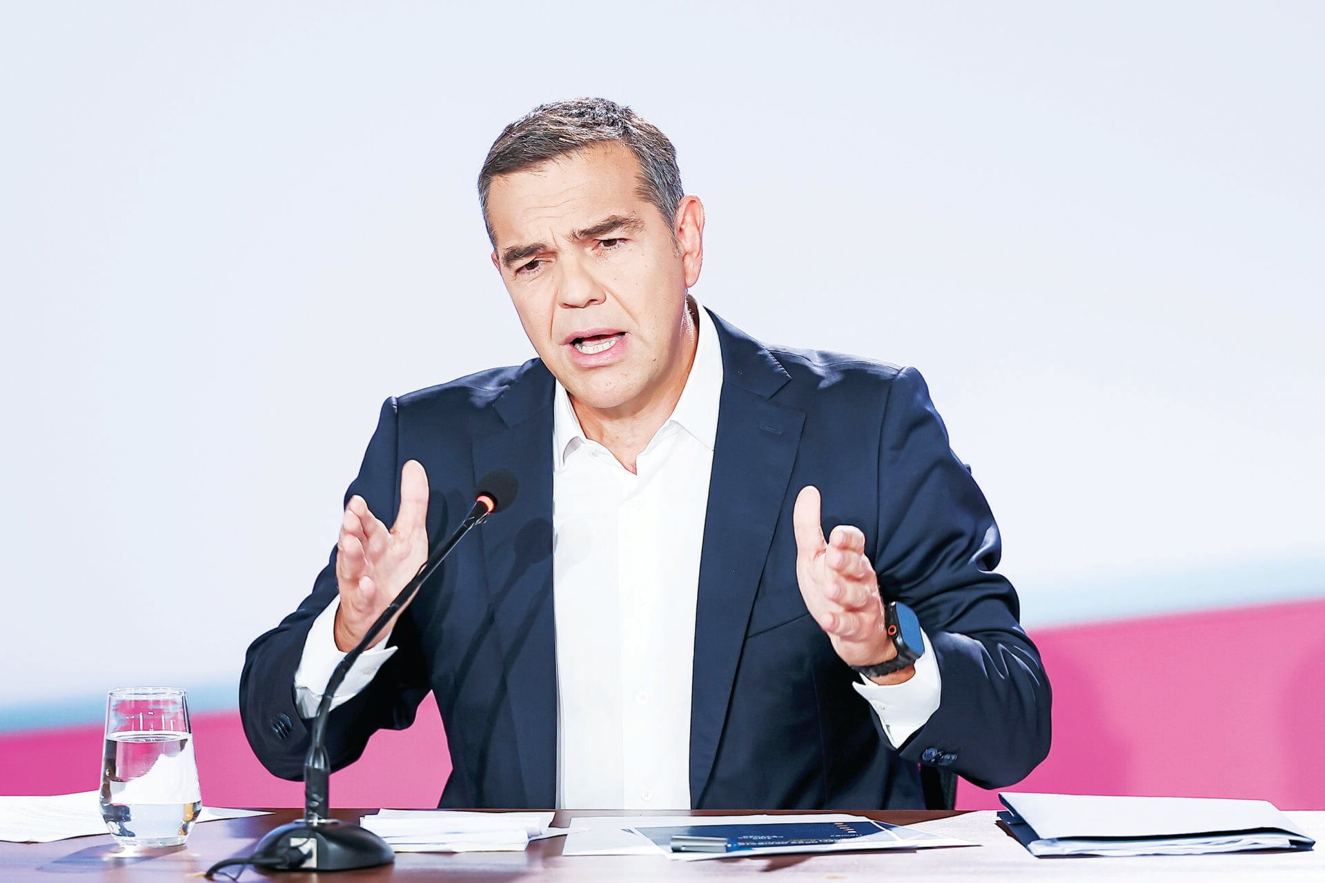 «Ή εμείς ή κανείς»: Το δίλημμα του Τσίπρα εξοργίζει το ΠΑΣΟΚ