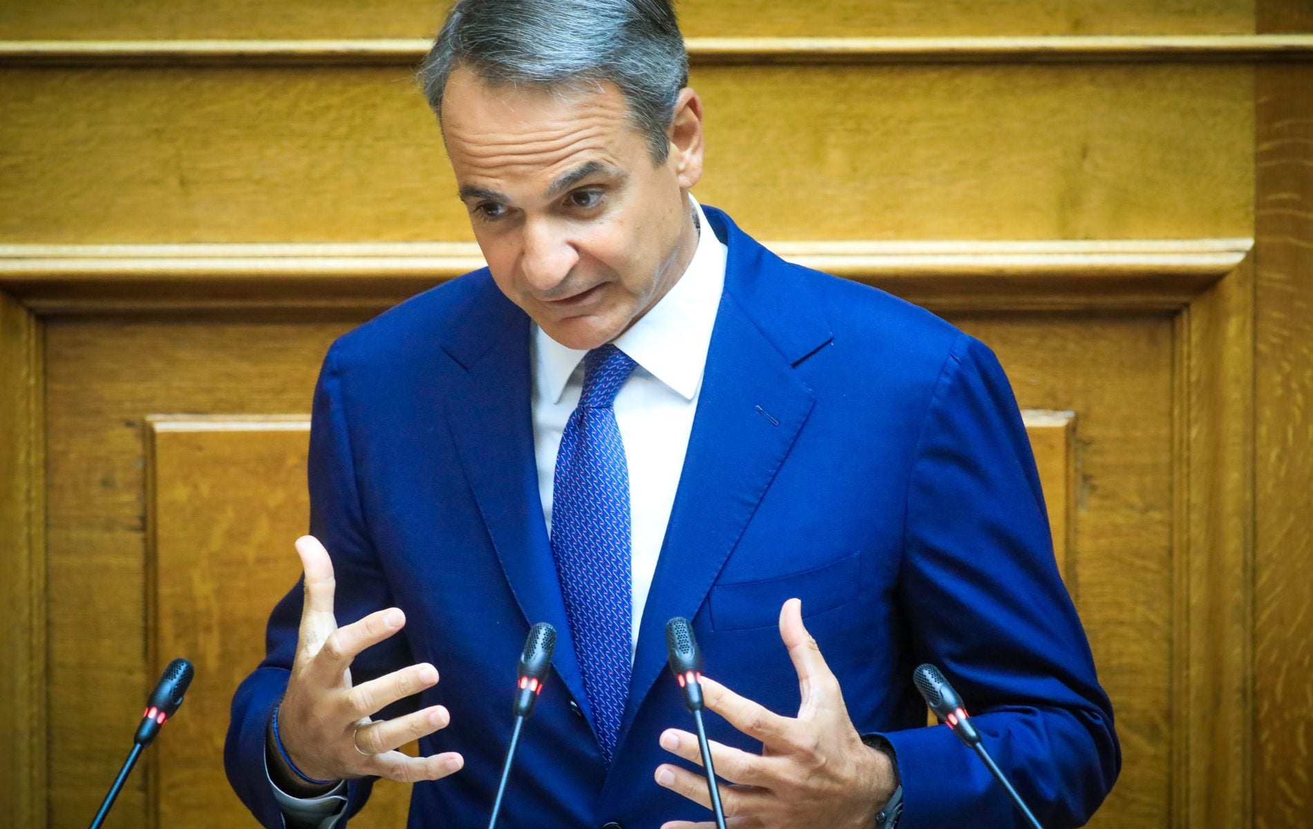 Επιμένει να μας κουνάει το δάχτυλο ο άνθρωπος που έκανε κουρέλι το Σύνταγμα!