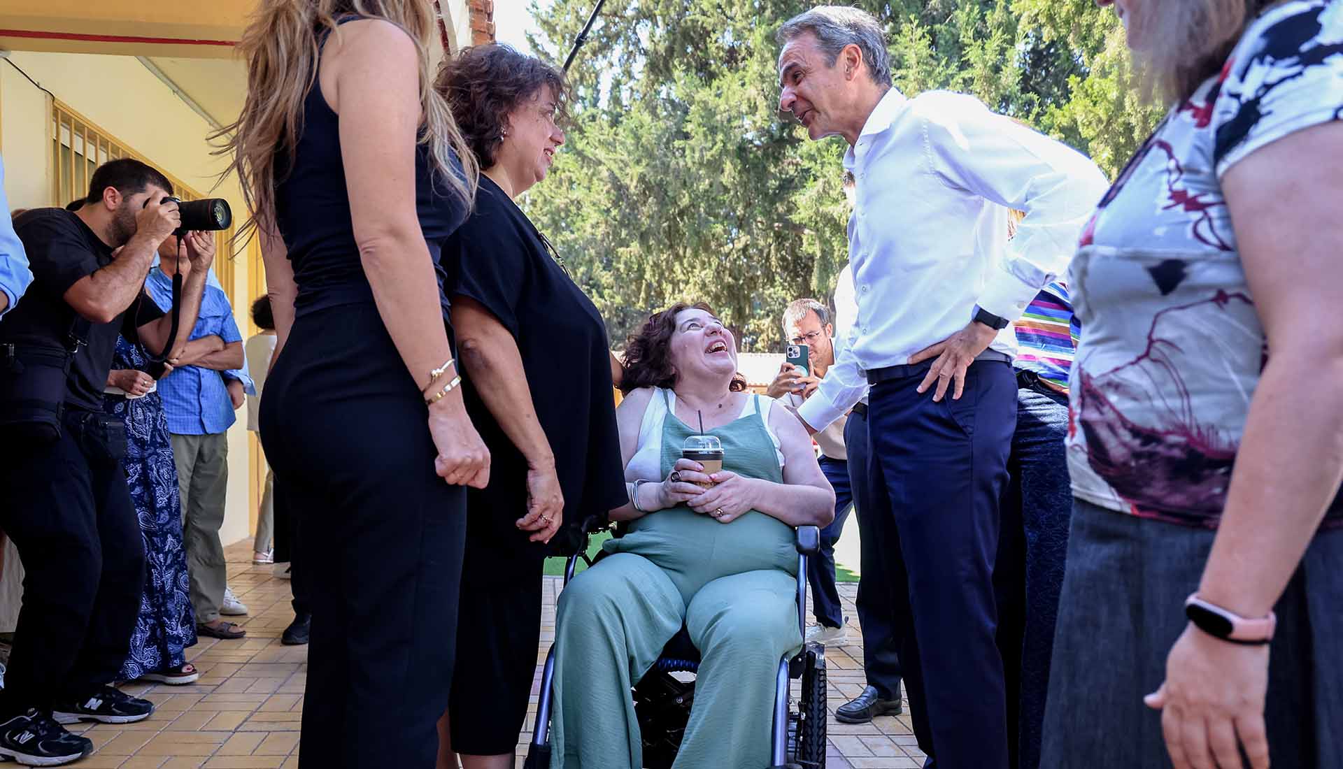 Κοροϊδεύει τους αναπήρους ο Μητσοτάκης