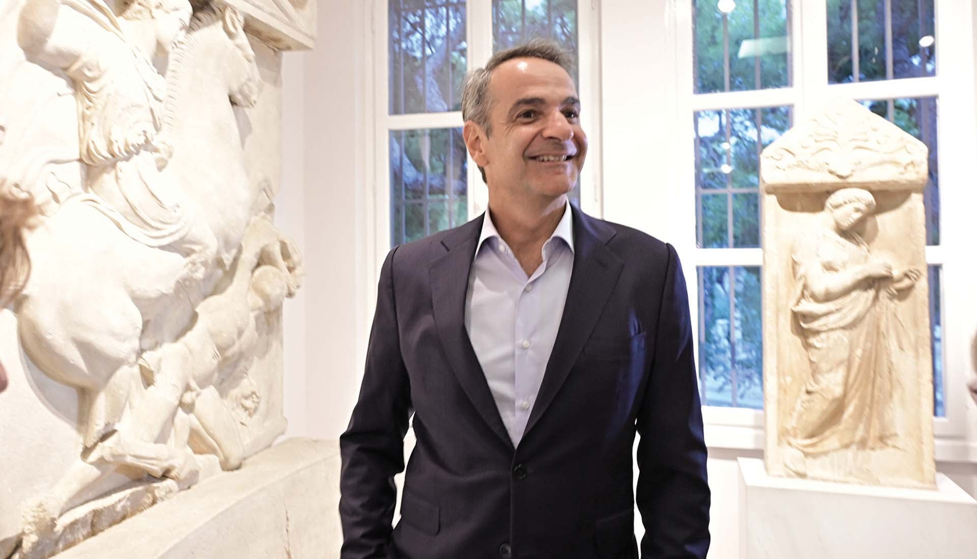 Σε πανικό η κυβέρνηση καλλιεργεί προσδοκίες για νέες ελαφρύνσεις