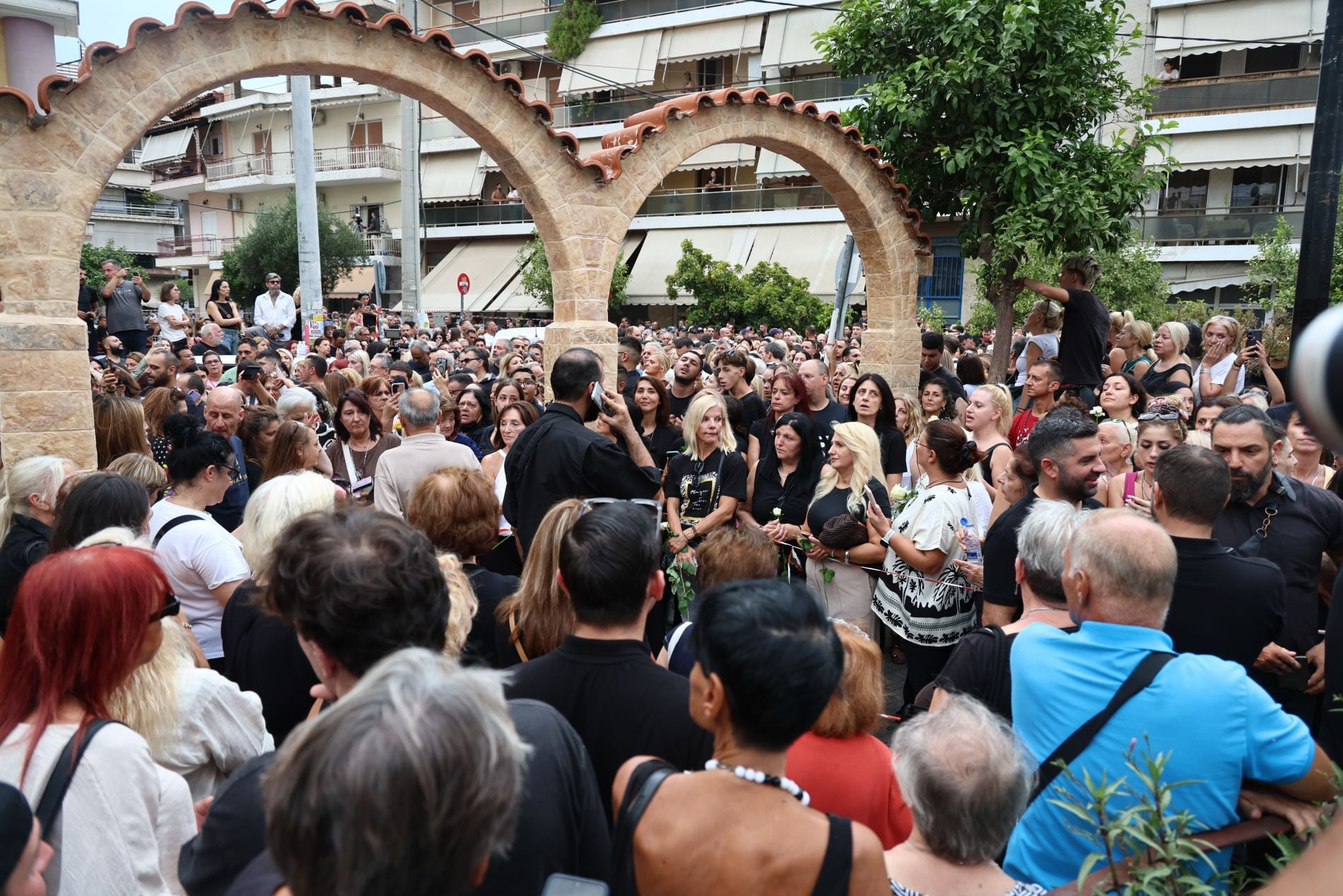 Η Νίκαια ξενύχτησε με το Μαζωνάκη: Χιλιάδες πολίτες στη Νίκαια