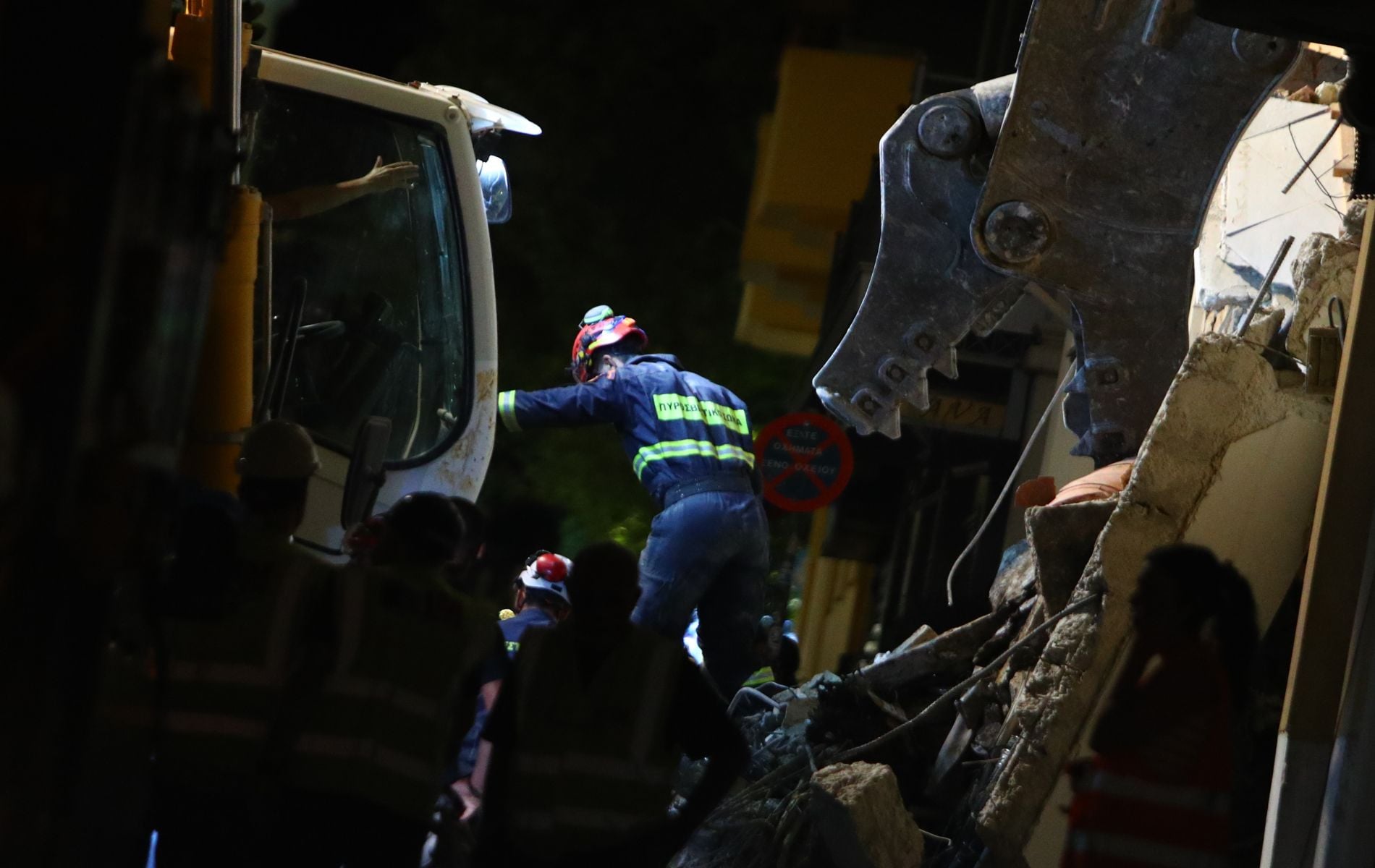 Πλάκα: Ολονύχτια επιχείρηση στα συντρίμμια για τους έξι αγνοούμενους