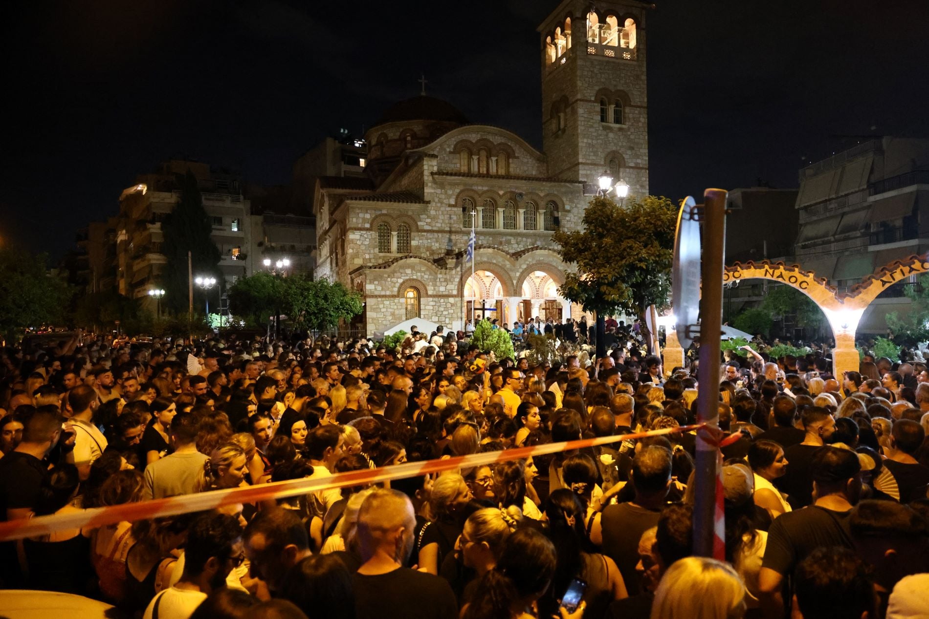 Μαζωνάκης: Πλήθος κόσμου συρρέει για τη λαϊκή αγρυπνία (φωτ.)
