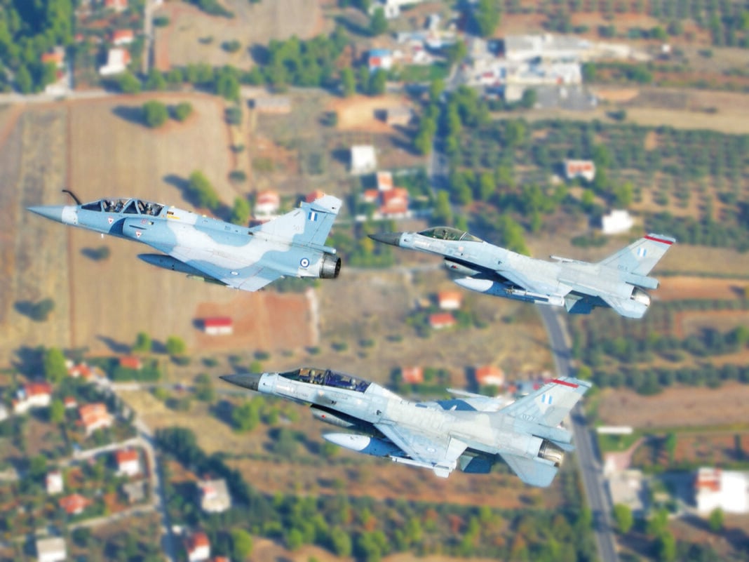 περιγραφη Τρία ελληνικά μαχητικά αεροσκάφη Mirage 2000 και F-16 της Πολεμικής Αεροπορίας πετούν σε σχηματισμό πάνω από κατοικημένη και αγροτική περιοχή περιγραφη Τρία ελληνικά μαχητικά αεροσκάφη Mirage 2000 και F-16 της Πολεμικής Αεροπορίας πετούν σε σχηματισμό πάνω από κατοικημένη και αγροτική περιοχή