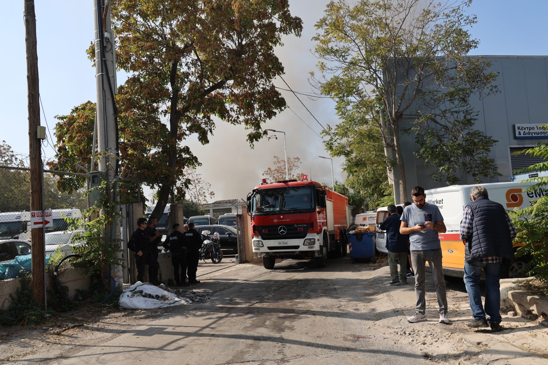 Φωτιά στον Ελαιώνα: Μεγάλες καταστροφές σε δύο βιοτεχνίες – Κατέρρευσαν τμήματα της οροφής