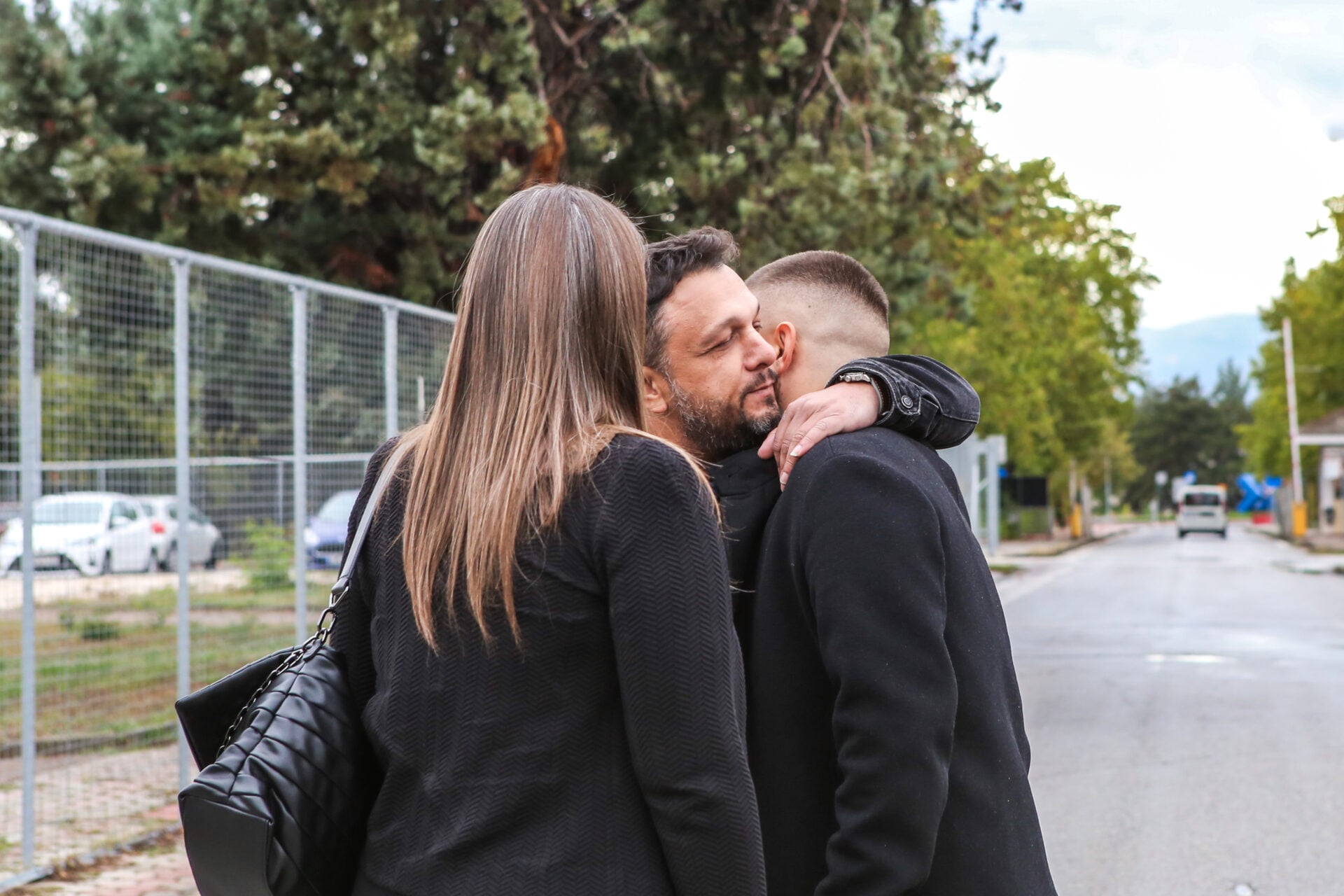 Ο Πάνος Ρούτσι έξω από την αίθουσα όπου διεξάγεται η δίκη για τα Τέμπη