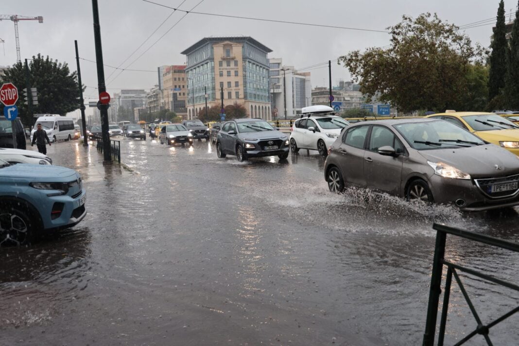 Κακοκαιρια πλήττει την Αττικη, με αυτοκίνητα να διασχίζουν δρόμους που έχουν ήδη αρχίσει να συσσωρεύουν νερά Κακοκαιρια πλήττει την Αττικη, με αυτοκίνητα να διασχίζουν δρόμους που έχουν ήδη αρχίσει να συσσωρεύουν νερά