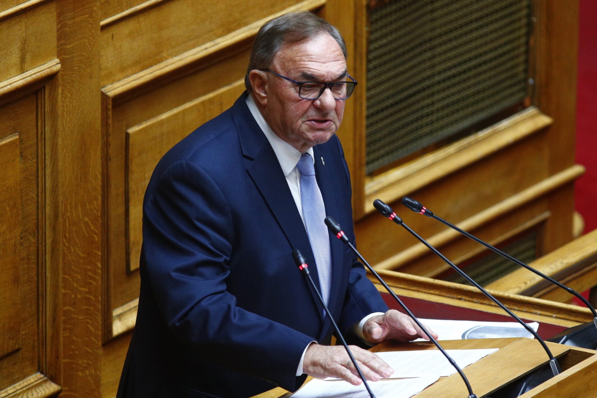 Ο Δημήτρης Καλογερόπουλος κατά τη διάρκεια ομιλίας του στη Βουλή