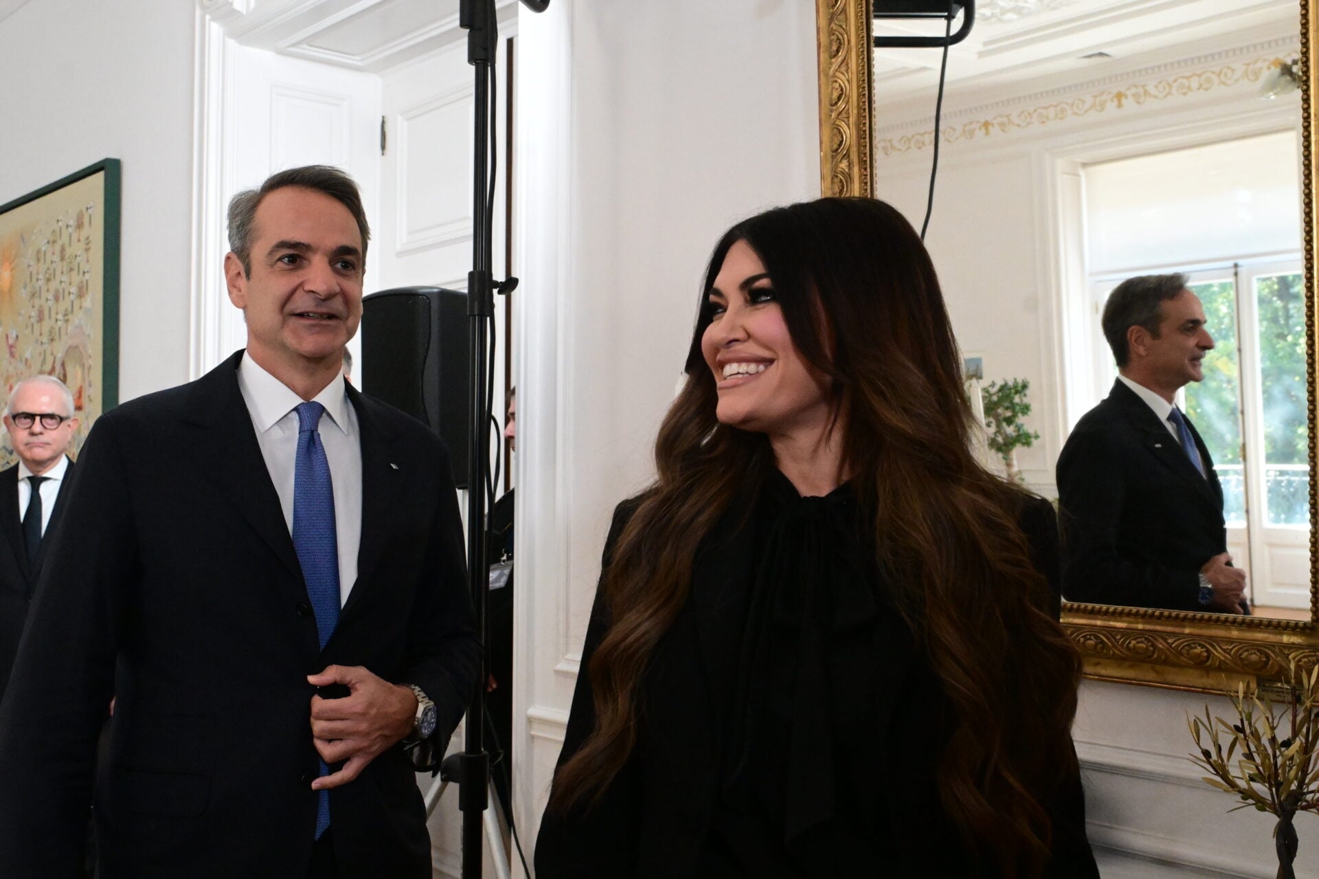 Όταν ο Μητσοτάκης μάθαινε στα παιδιά πώς να χαιρετούν την… πρέσβη!
