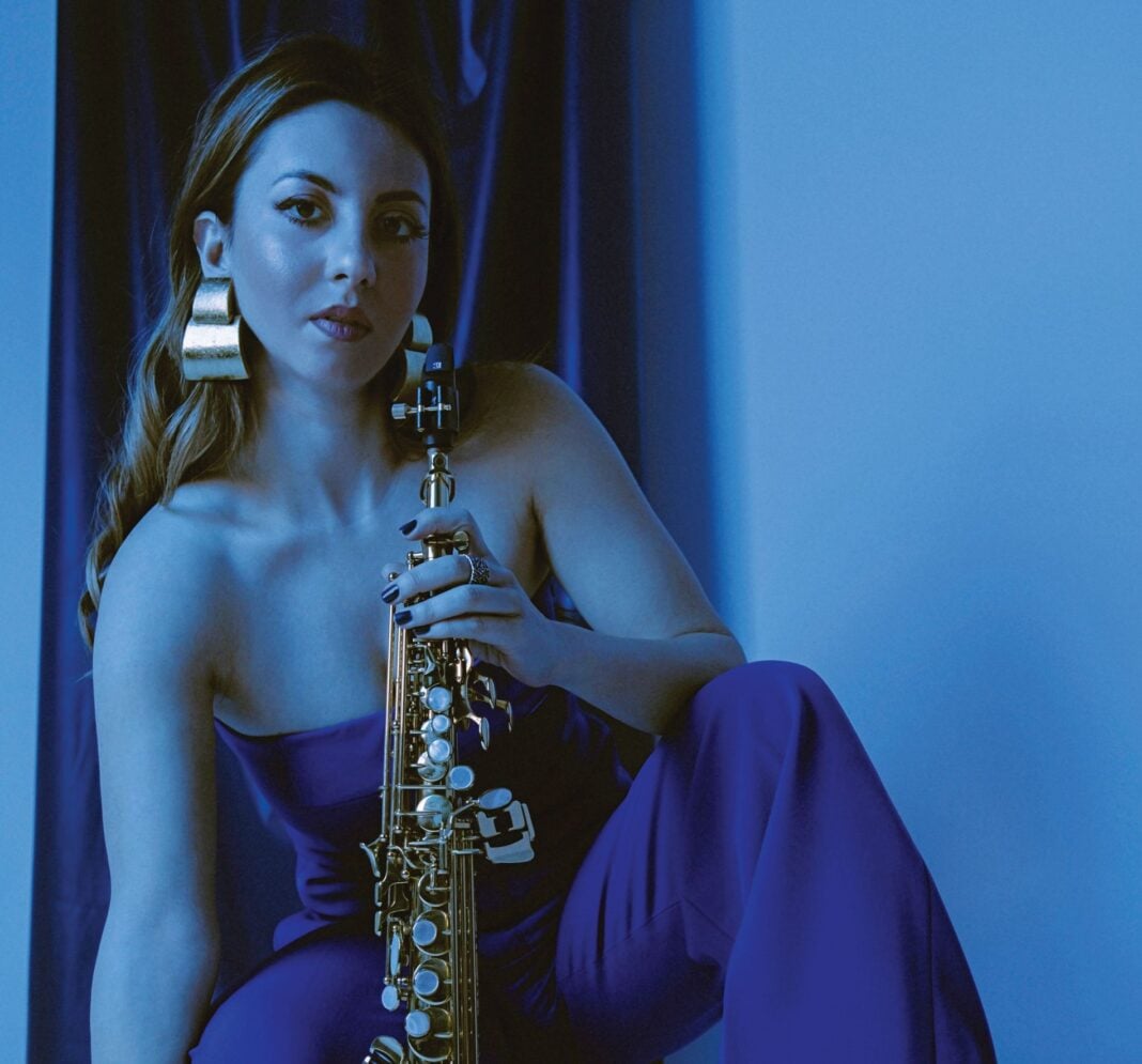 Η σαξοφωνίστρια και συνθέτρια Melina Paxinos κρατάει το σαξόφωνο και ποζάρει Η σαξοφωνίστρια και συνθέτρια Melina Paxinos κρατάει το σαξόφωνο και ποζάρει