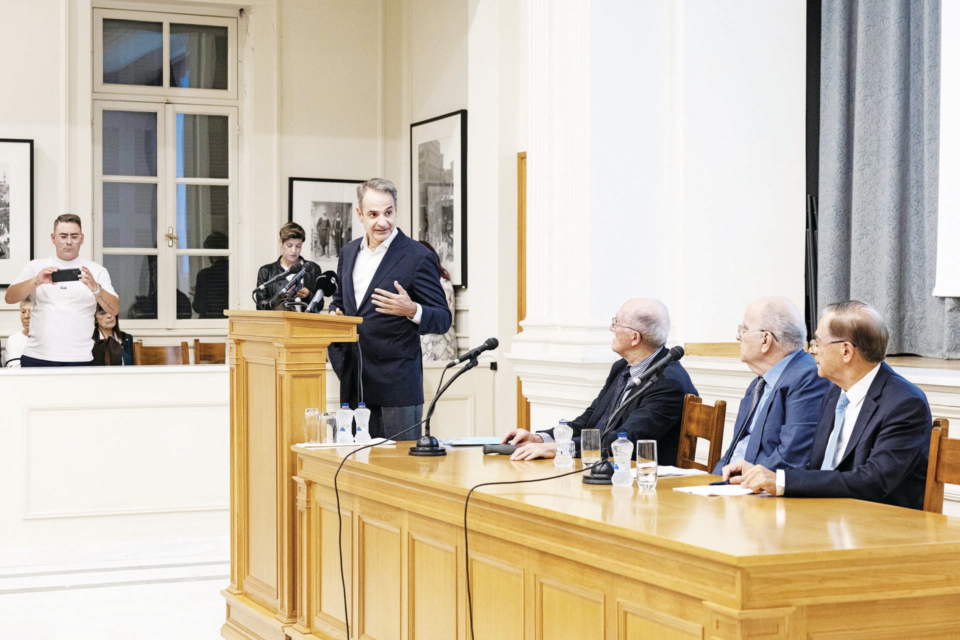 Σε ρόλο παρατηρητή και στον κόσμο του ο πρωθυπουργός!