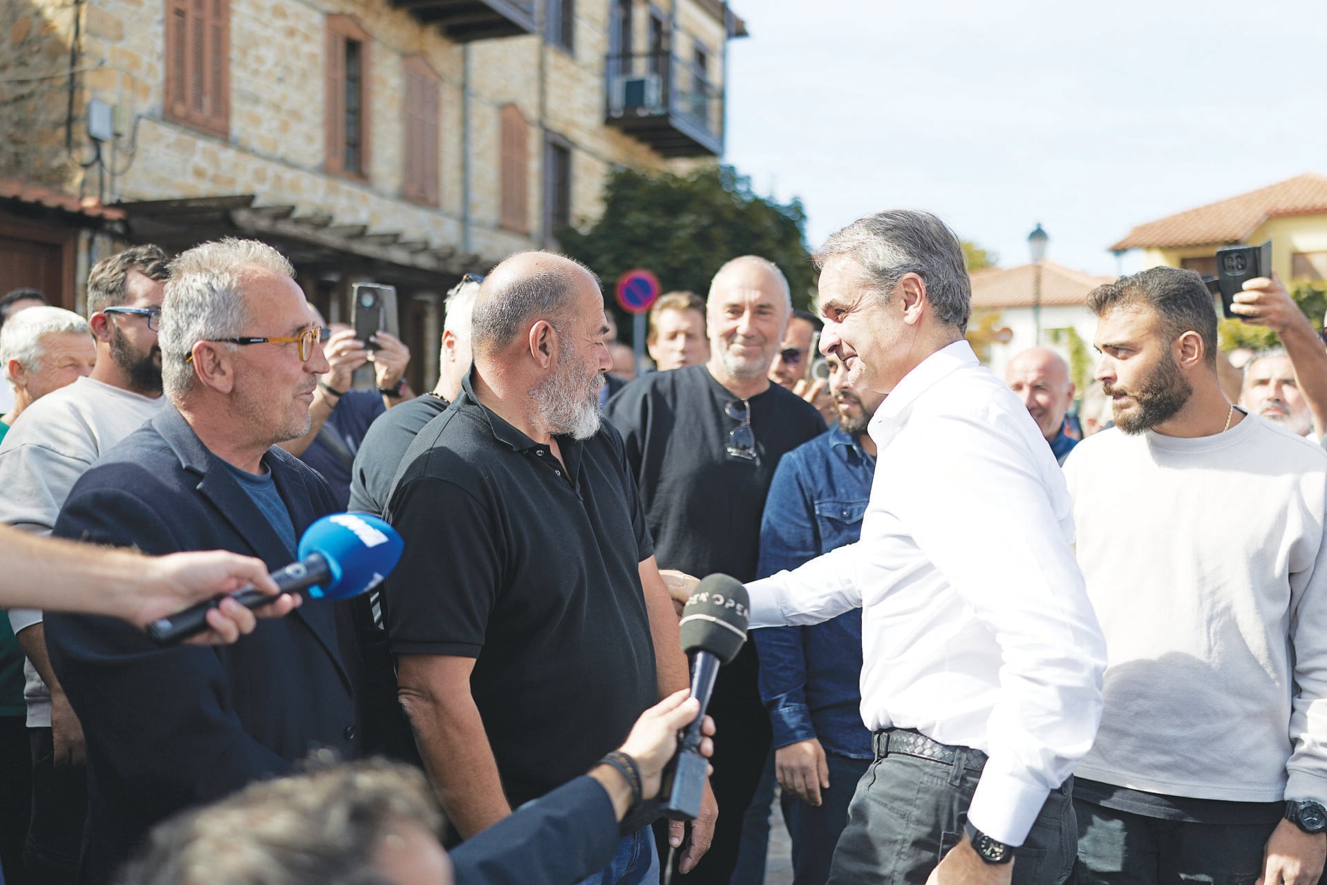 Ο Κυριάκος Μητσοτάκης και ο Μαργαρίτης Σχοινάς σε συνάντηση με τους αλιείς