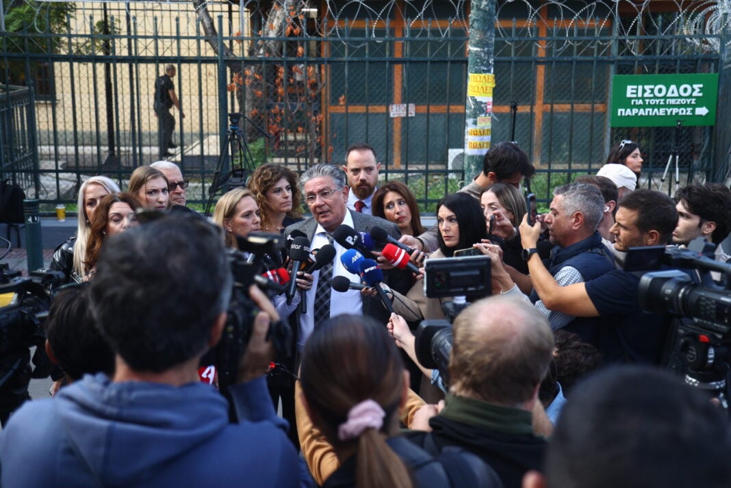 Ο δικηγόρος ενός εκ των κατηγορουμένων για το σκάνδαλο στο ελληνικό μπάσκετ κάνει δηλώσεις στα κανάλια έξω από τα δικαστήρια Ο δικηγόρος ενός εκ των κατηγορουμένων για το σκάνδαλο στο ελληνικό μπάσκετ κάνει δηλώσεις στα κανάλια έξω από τα δικαστήρια