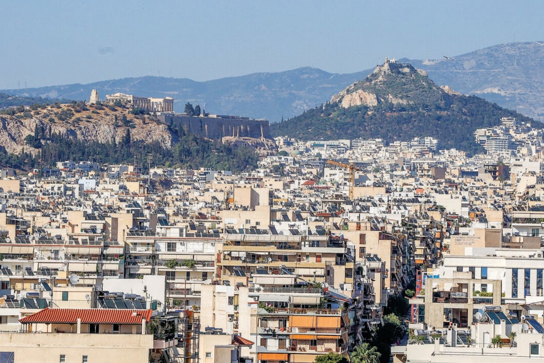 Σπίτια στο κέντρο της Αθήνας και προς τα πίσω φαίνεται η Ακρόπολη Σπίτια στο κέντρο της Αθήνας και προς τα πίσω φαίνεται η Ακρόπολη