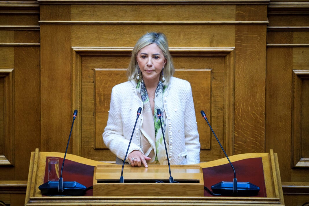 Η Ζέττα Μακρή κατά τη διάρκεια της ομιλίας της Η Ζέττα Μακρή κατά τη διάρκεια της ομιλίας της