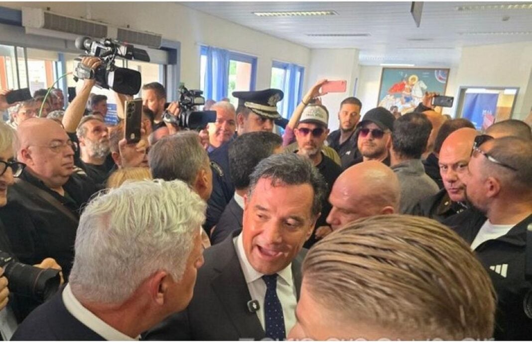 Ο Άδωνις Γεωργιάδης στο νοσοκομείο Χανίων περικυκλωμένος από υγειονομικούς που εκφράζουν τις δυσκολίες που αντιμετωπίζουν καθημερινά Ο Άδωνις Γεωργιάδης στο νοσοκομείο Χανίων περικυκλωμένος από υγειονομικούς που εκφράζουν τις δυσκολίες που αντιμετωπίζουν καθημερινά