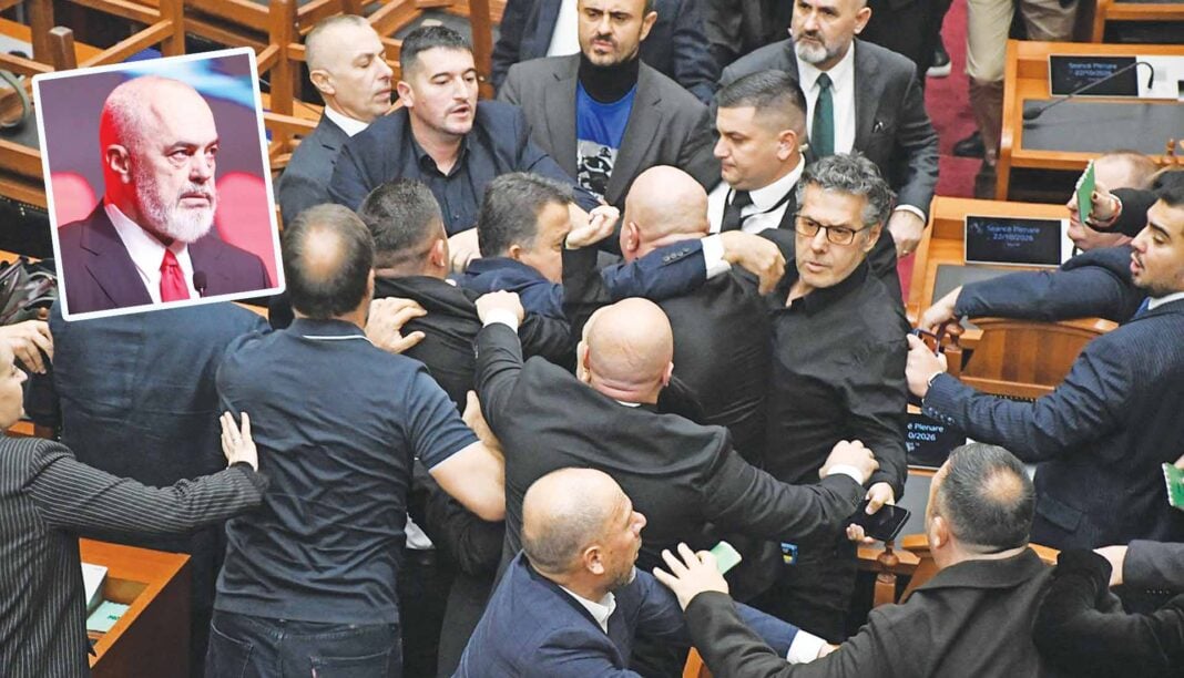 Ένταση στη Βουλή της Αλβανίας. Ένθετη ο Έντι Ράμα Ένταση στη Βουλή της Αλβανίας. Ένθετη ο Έντι Ράμα