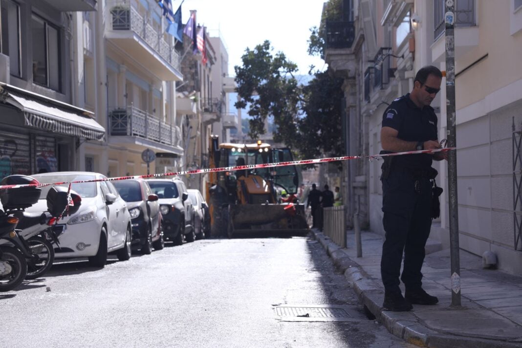 Αστυνομία κλείνει το δρόμο, στο κέντρο της Αθήνας, για να ελέγξει κτήριο μετά από διαρροή Αστυνομία κλείνει το δρόμο, στο κέντρο της Αθήνας, για να ελέγξει κτήριο μετά από διαρροή