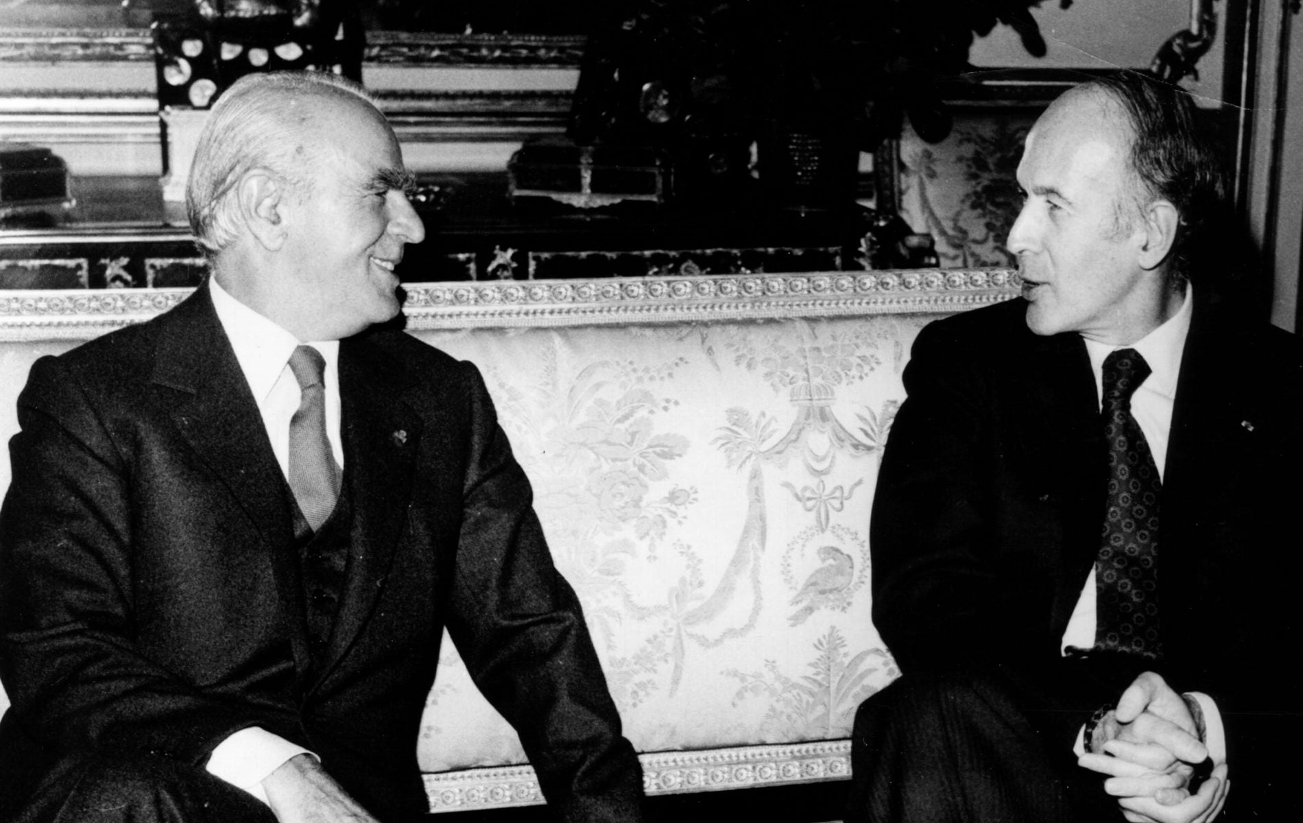 Στην φωτογραφία ο Κωνσταντινος Καραμανλής και ο Ζισκάρ Ντεστεν